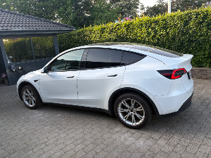 TESLA Model Y Thumbnail 10