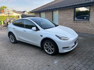 TESLA Model Y Thumbnail 1