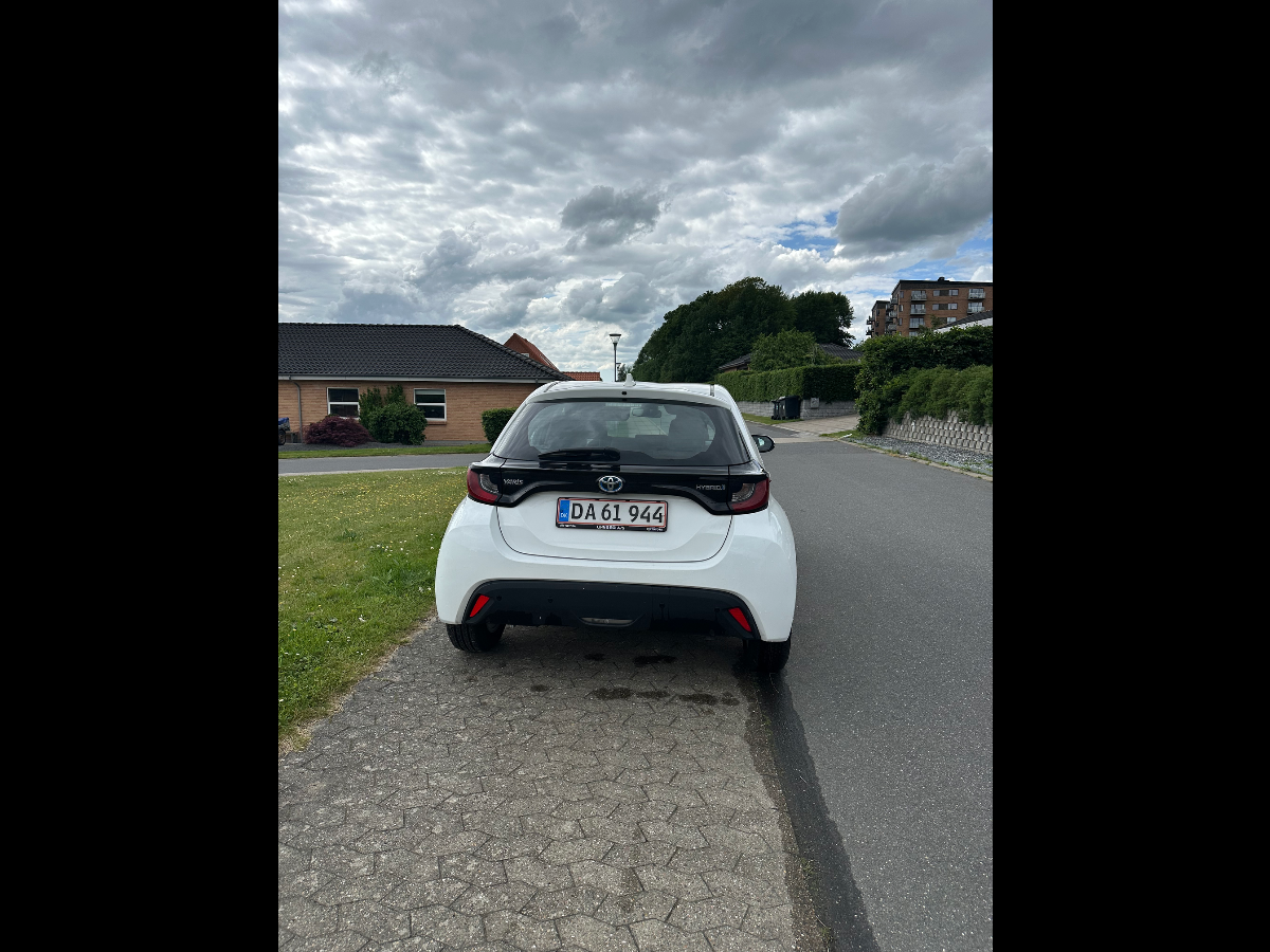 TOYOTA Yaris Thumbnail 3