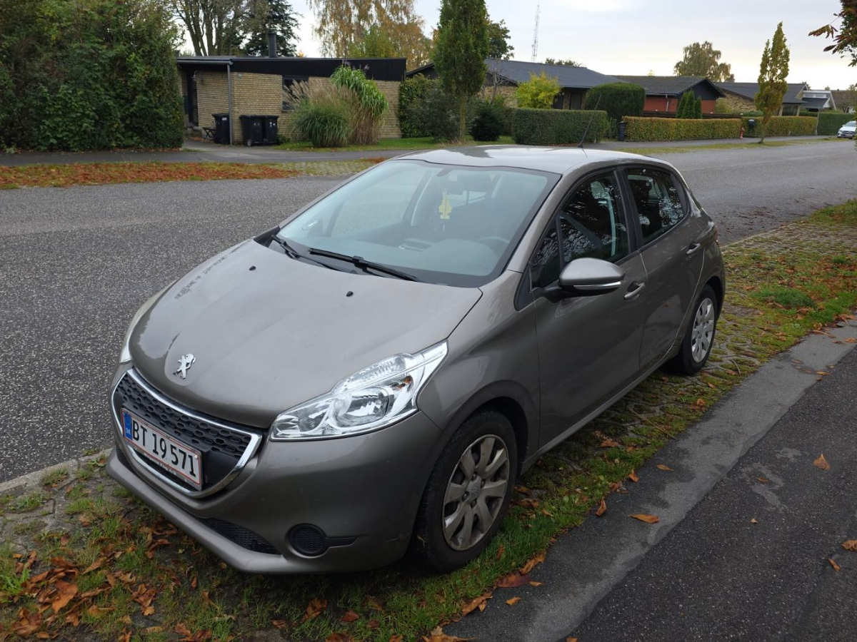 PEUGEOT 208