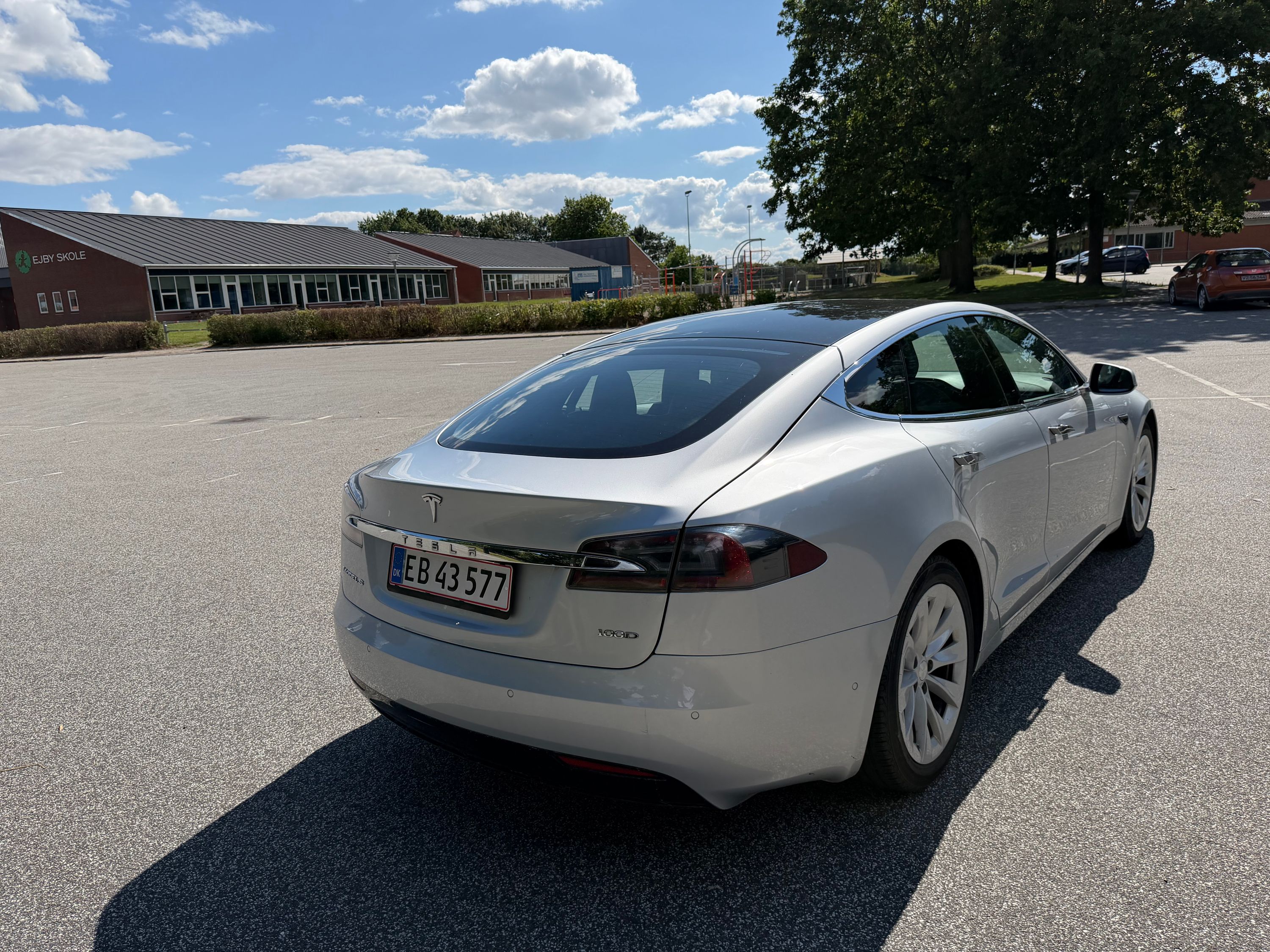 TESLA S Thumbnail 2