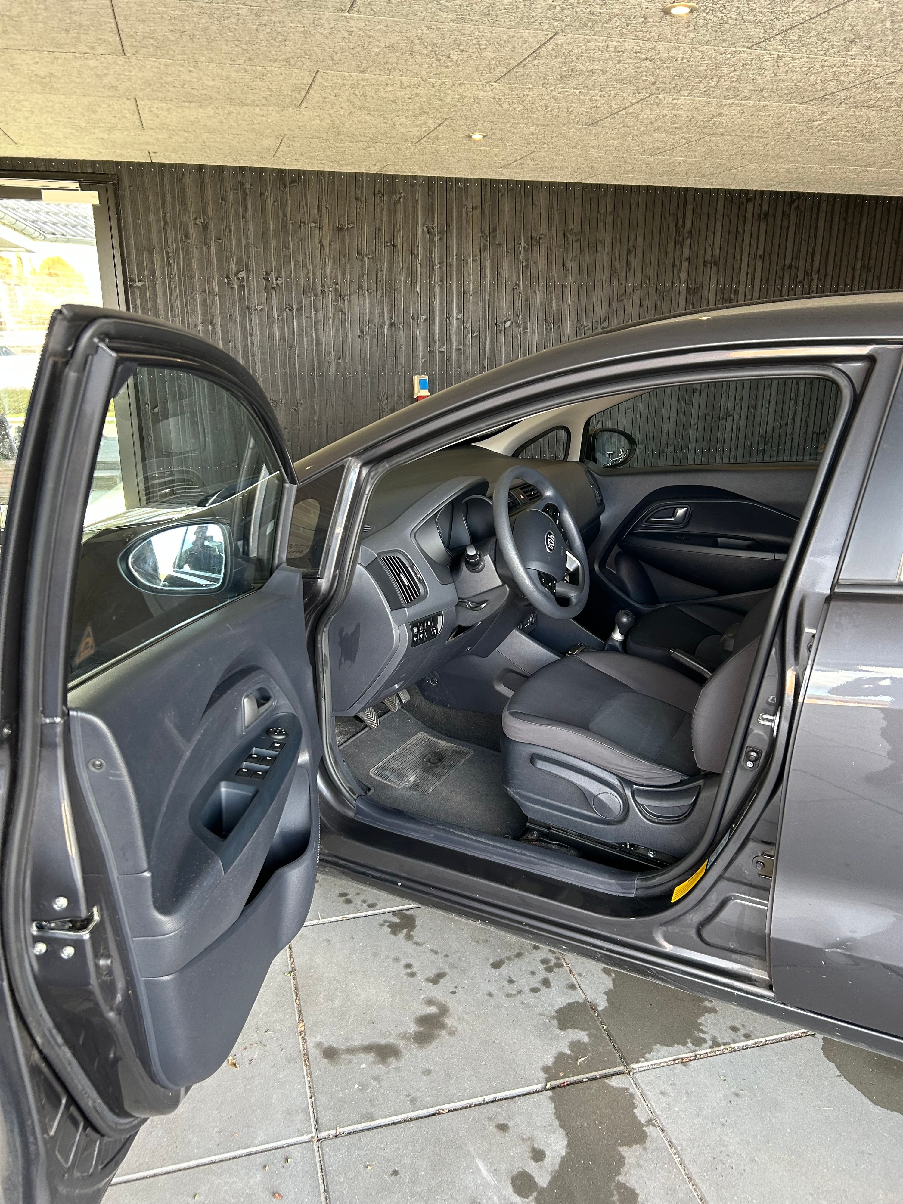 KIA Rio Thumbnail 3