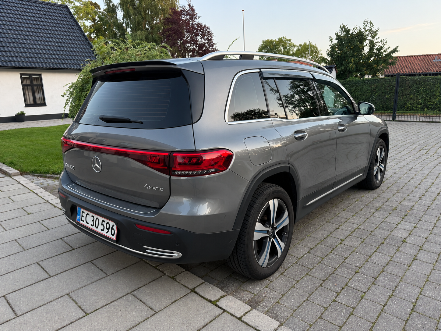 MERCEDES-BENZ Eqb300 Thumbnail 5