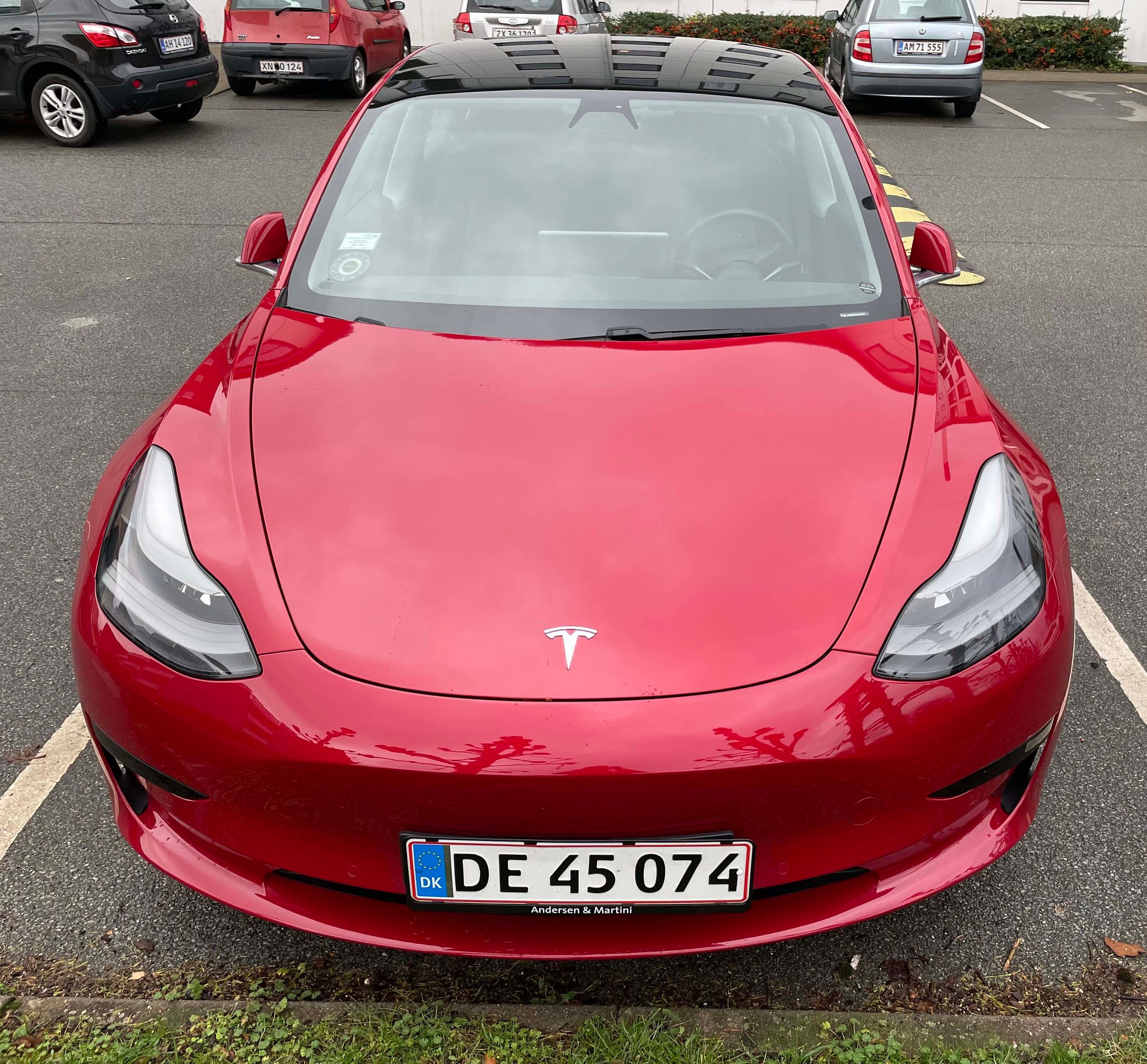 TESLA Model 3 Thumbnail 2