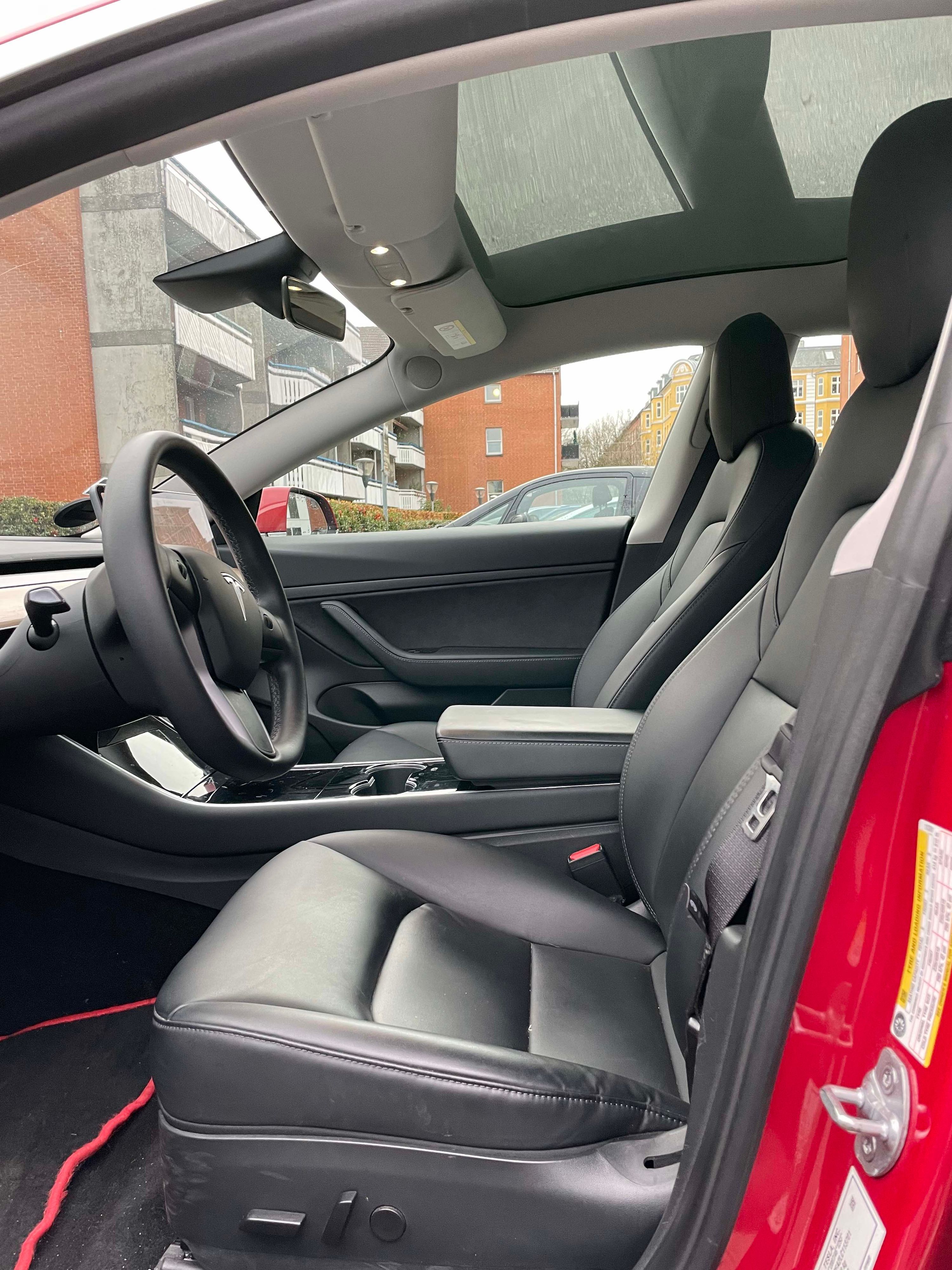 TESLA Model 3 Thumbnail 3