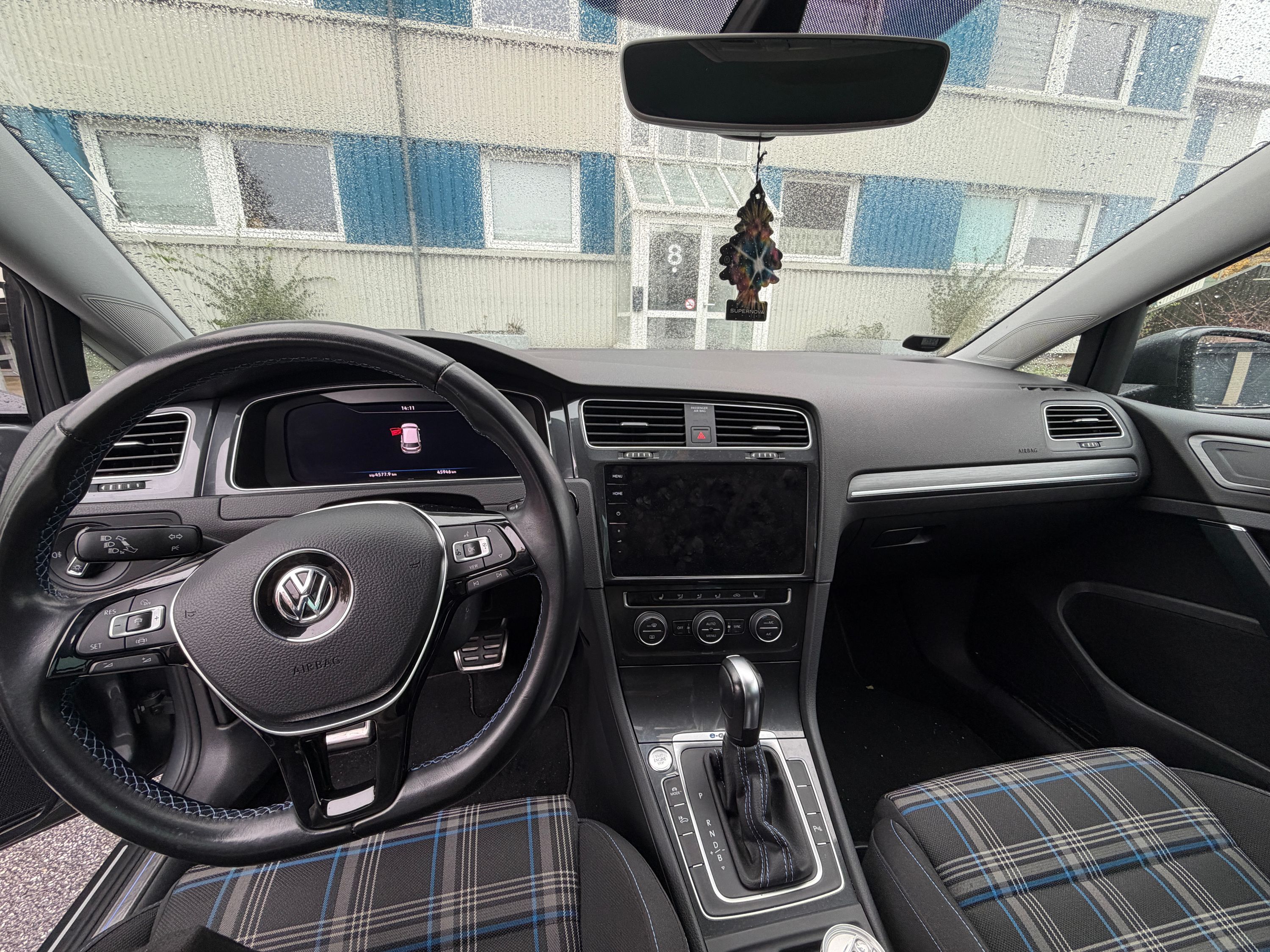 VOLKSWAGEN E-Golf Thumbnail 5