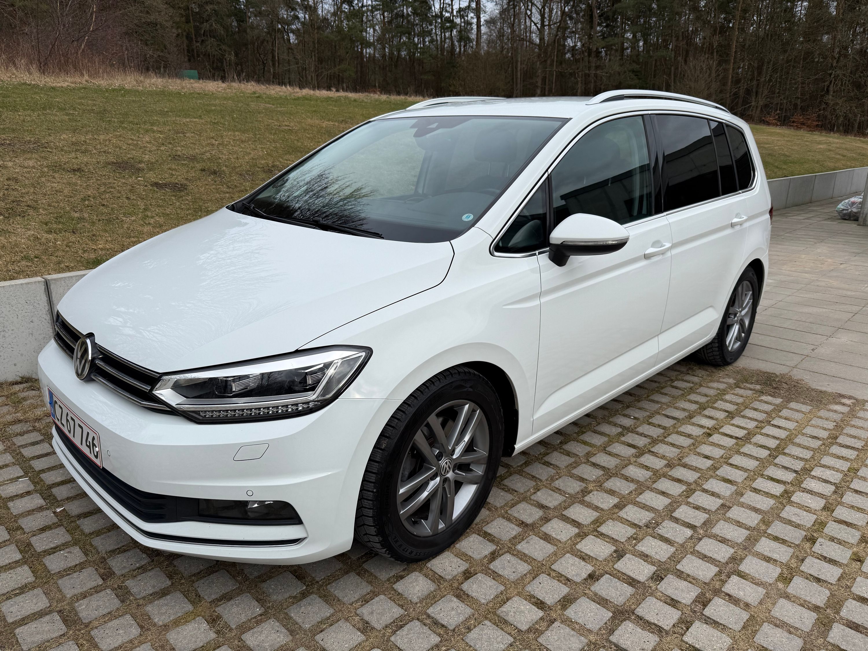 VOLKSWAGEN Touran Thumbnail 1