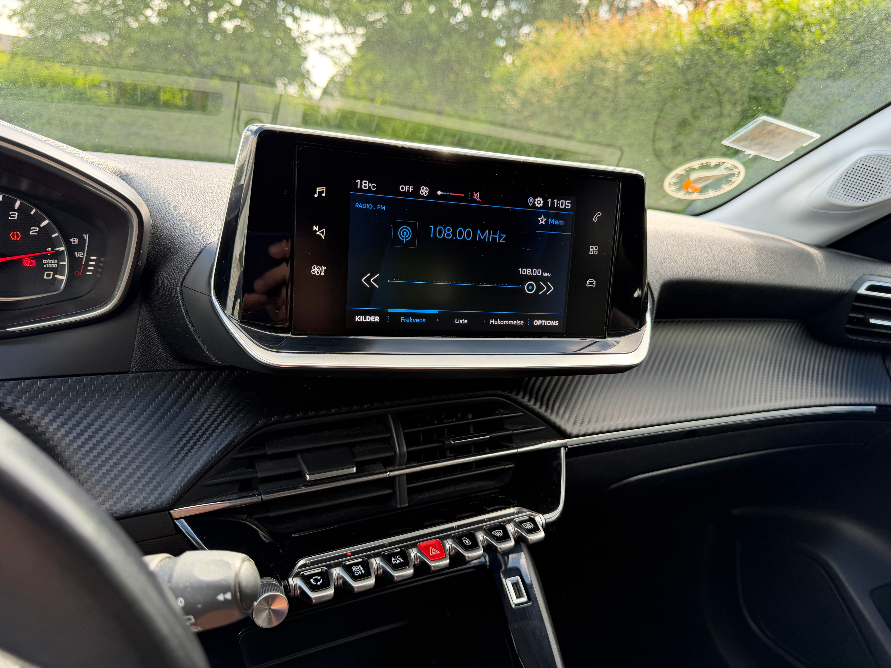 PEUGEOT 208 Thumbnail 11