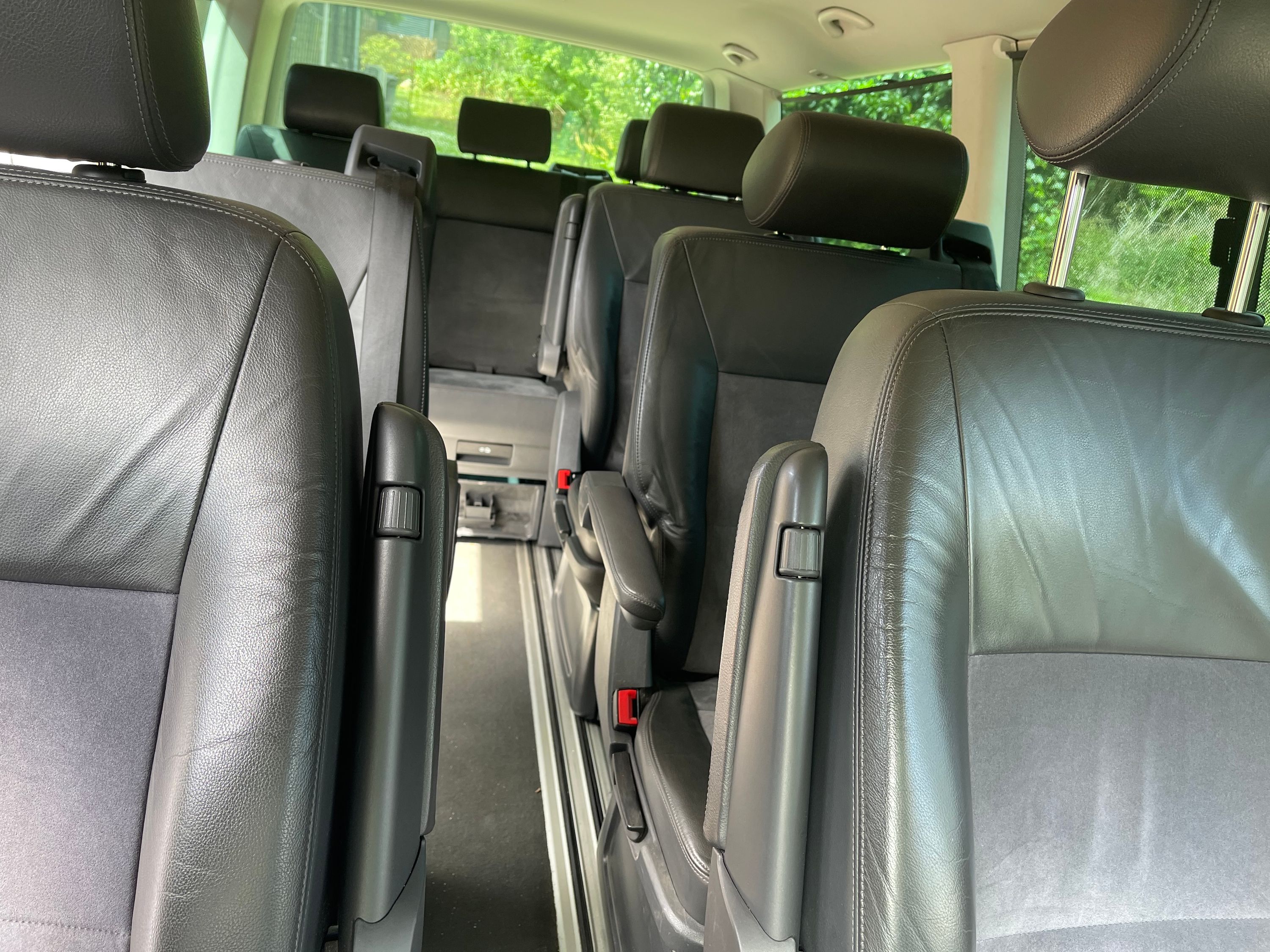 VOLKSWAGEN Multivan Thumbnail 3