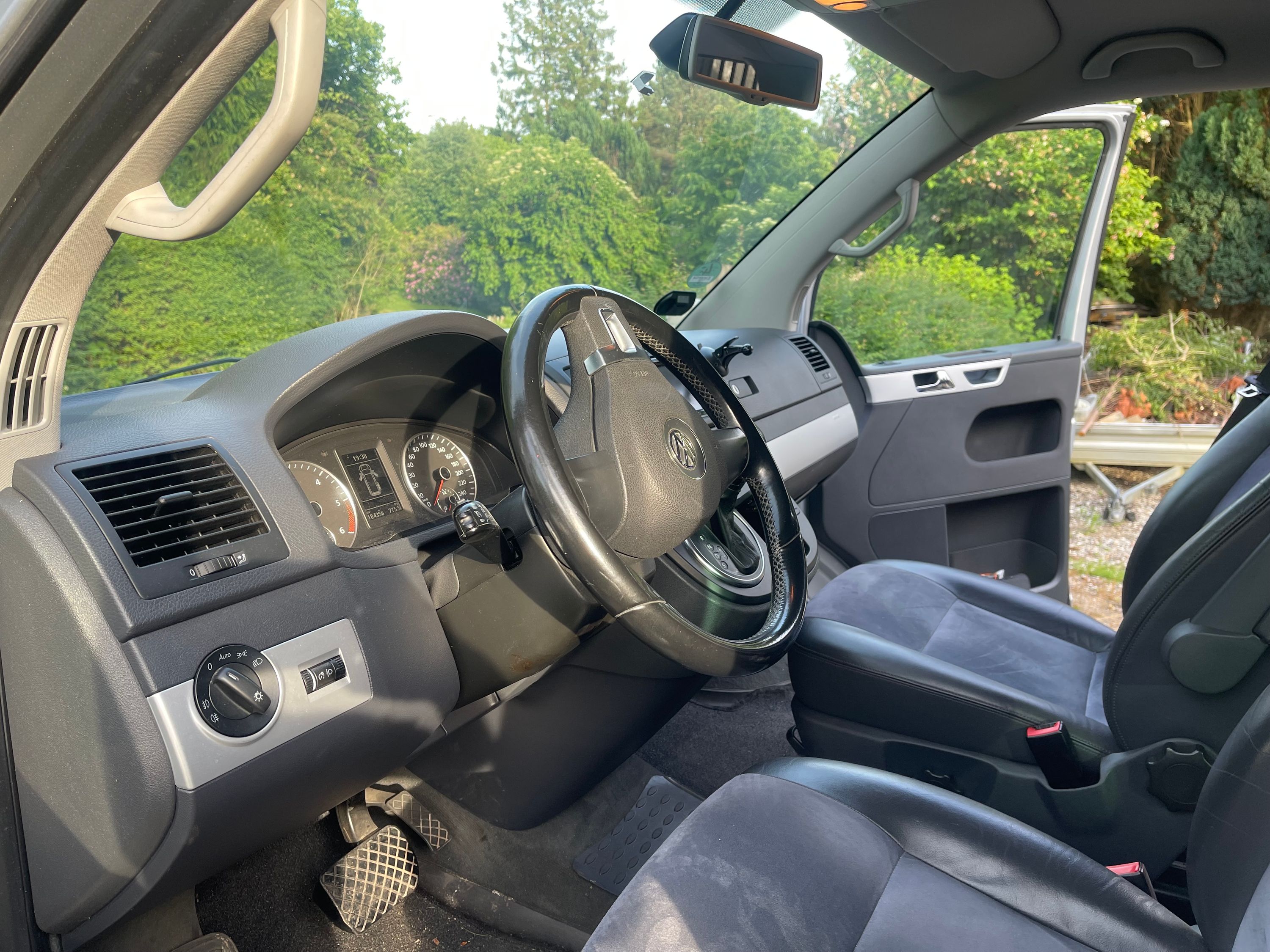VOLKSWAGEN Multivan Thumbnail 7