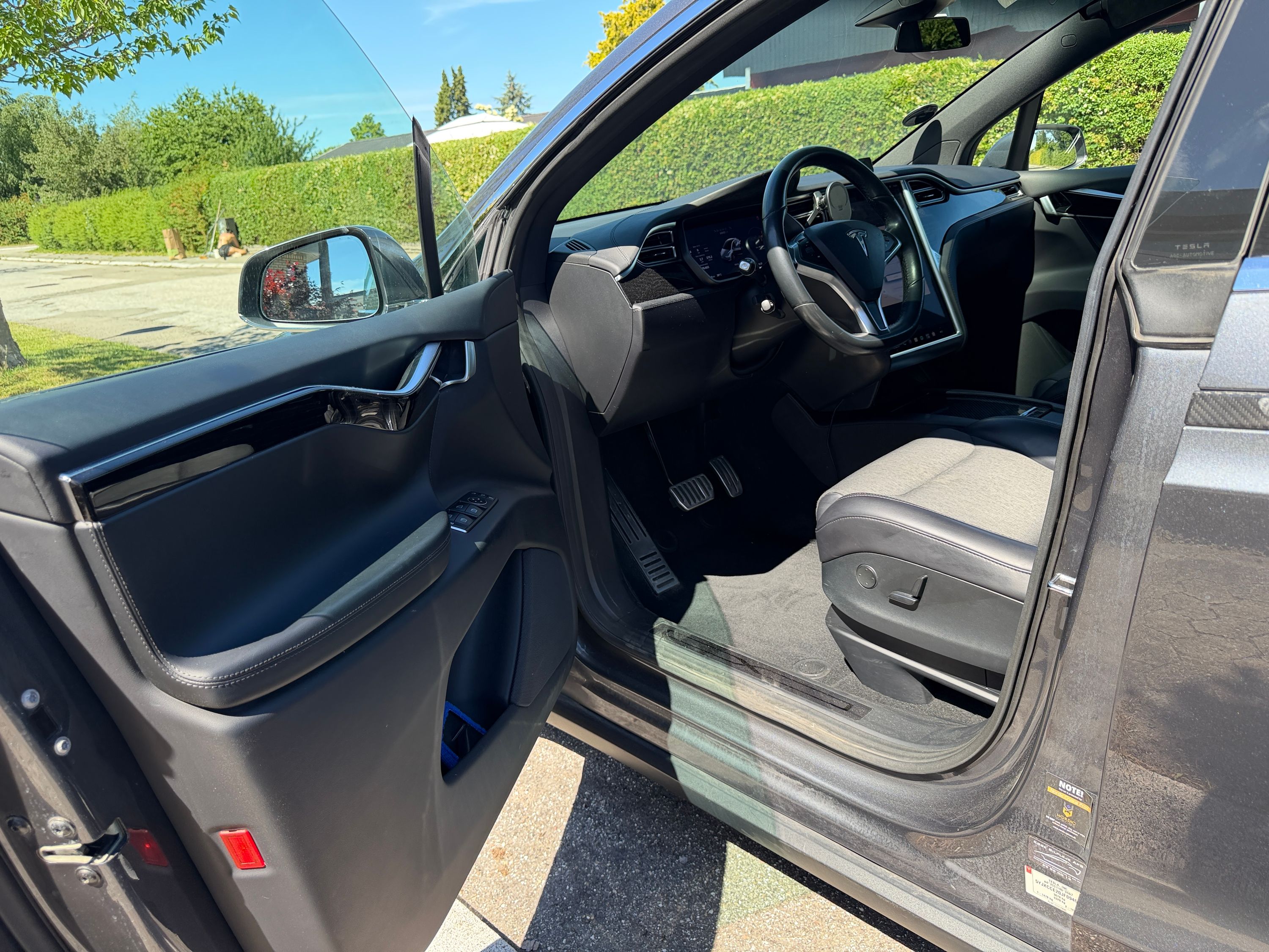TESLA Model X Thumbnail 6