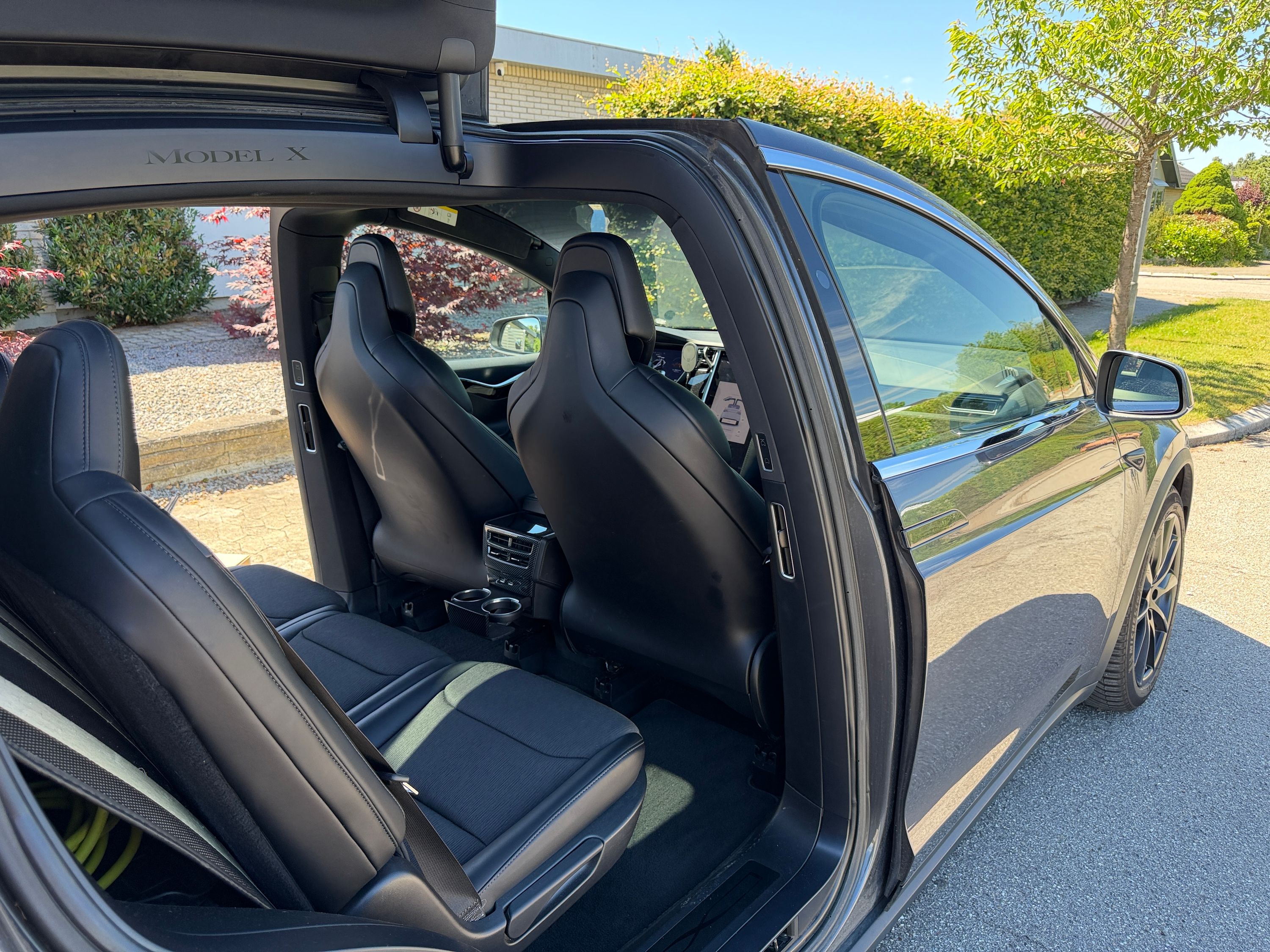 TESLA Model X Thumbnail 11