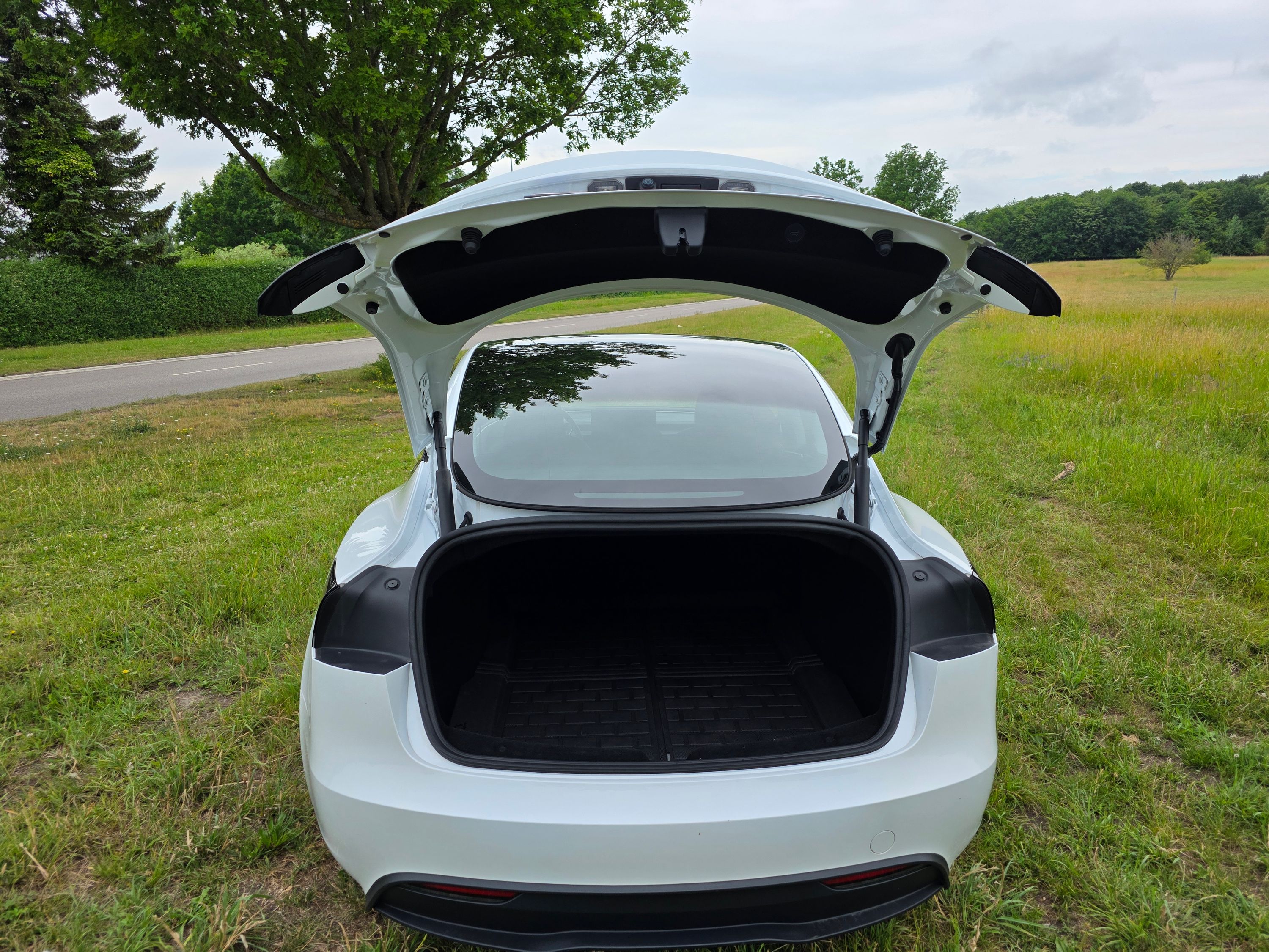 TESLA Model 3 Thumbnail 8