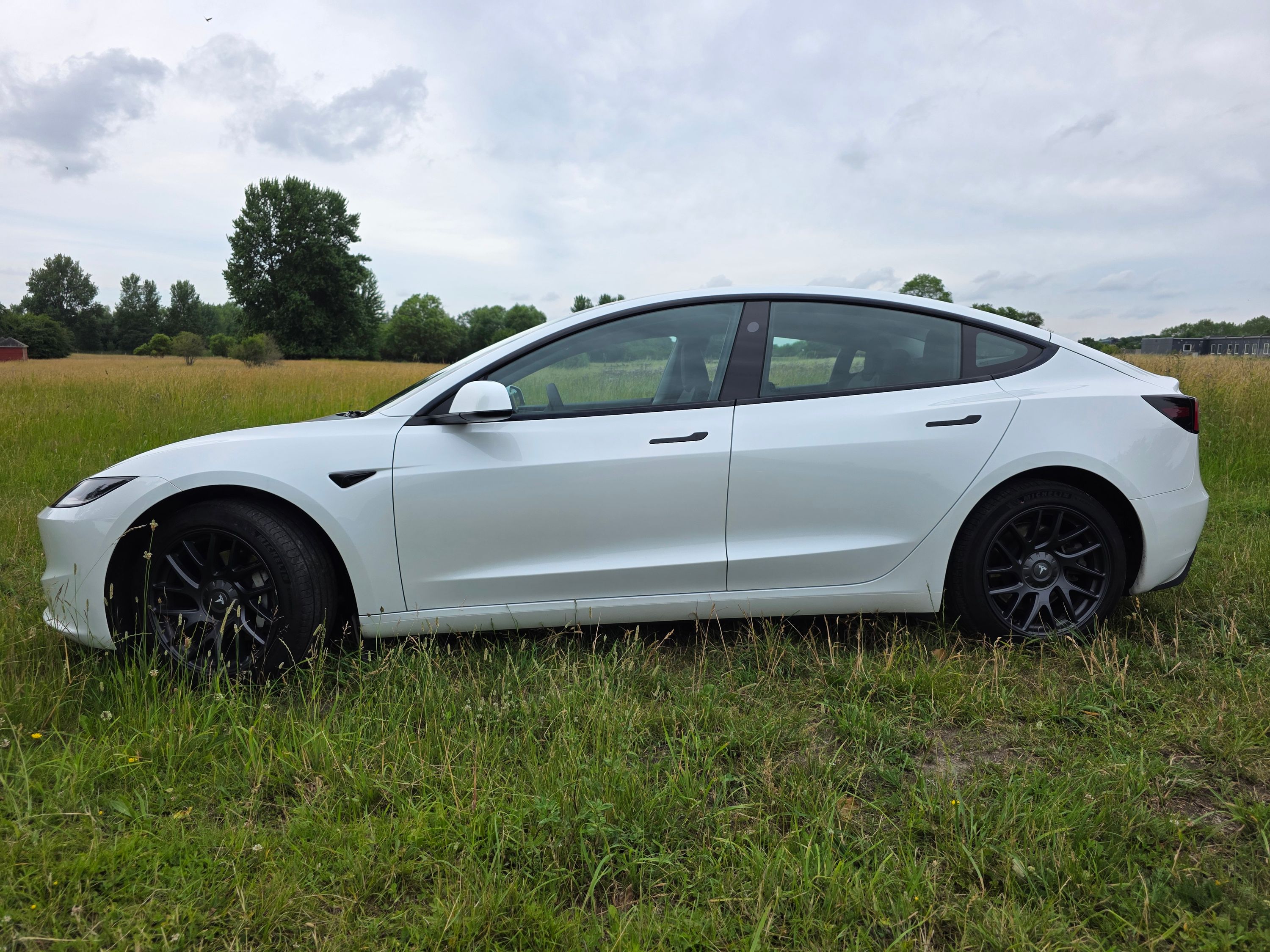 TESLA Model 3 Thumbnail 7