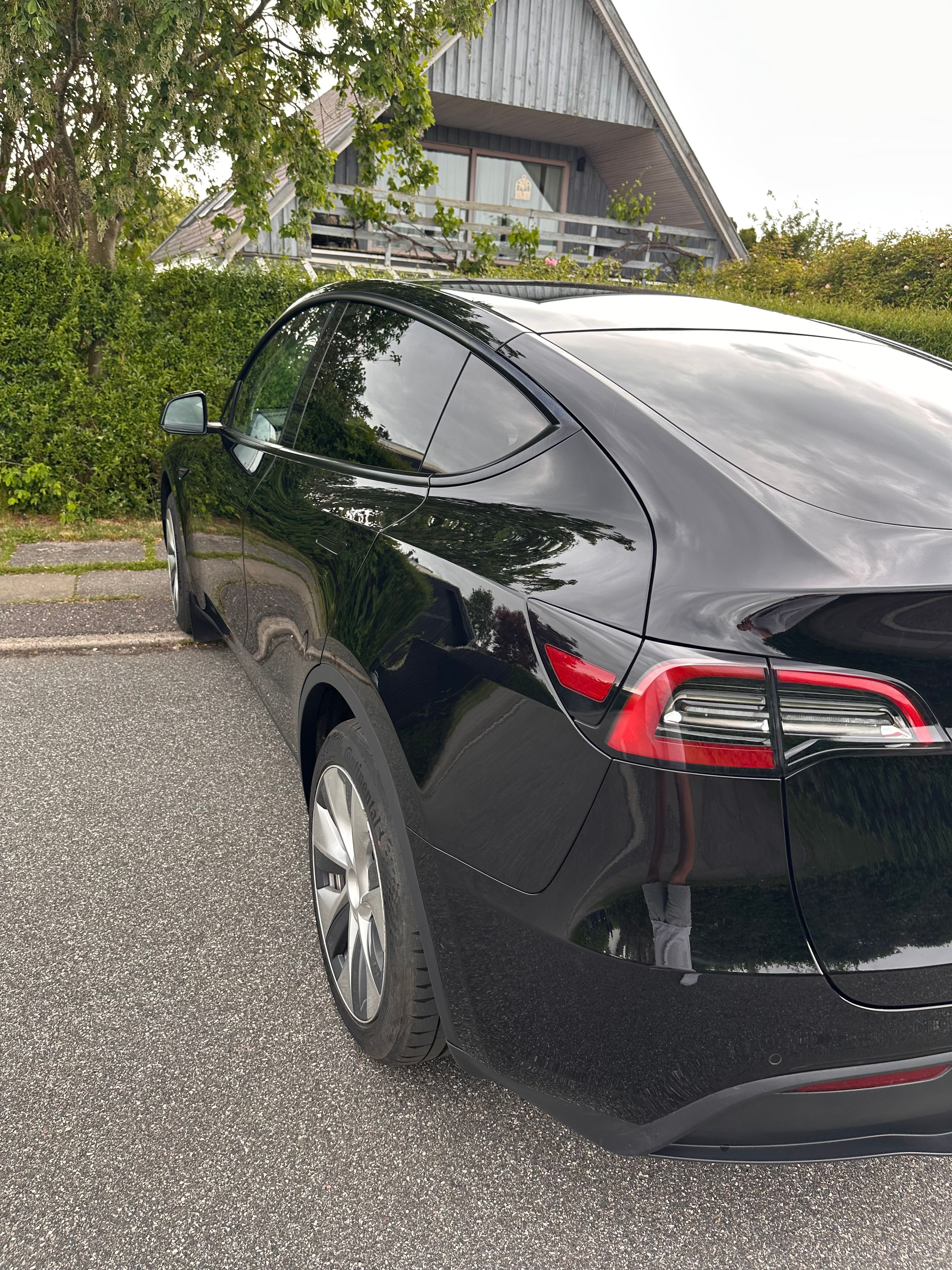 TESLA Model Y Thumbnail 2