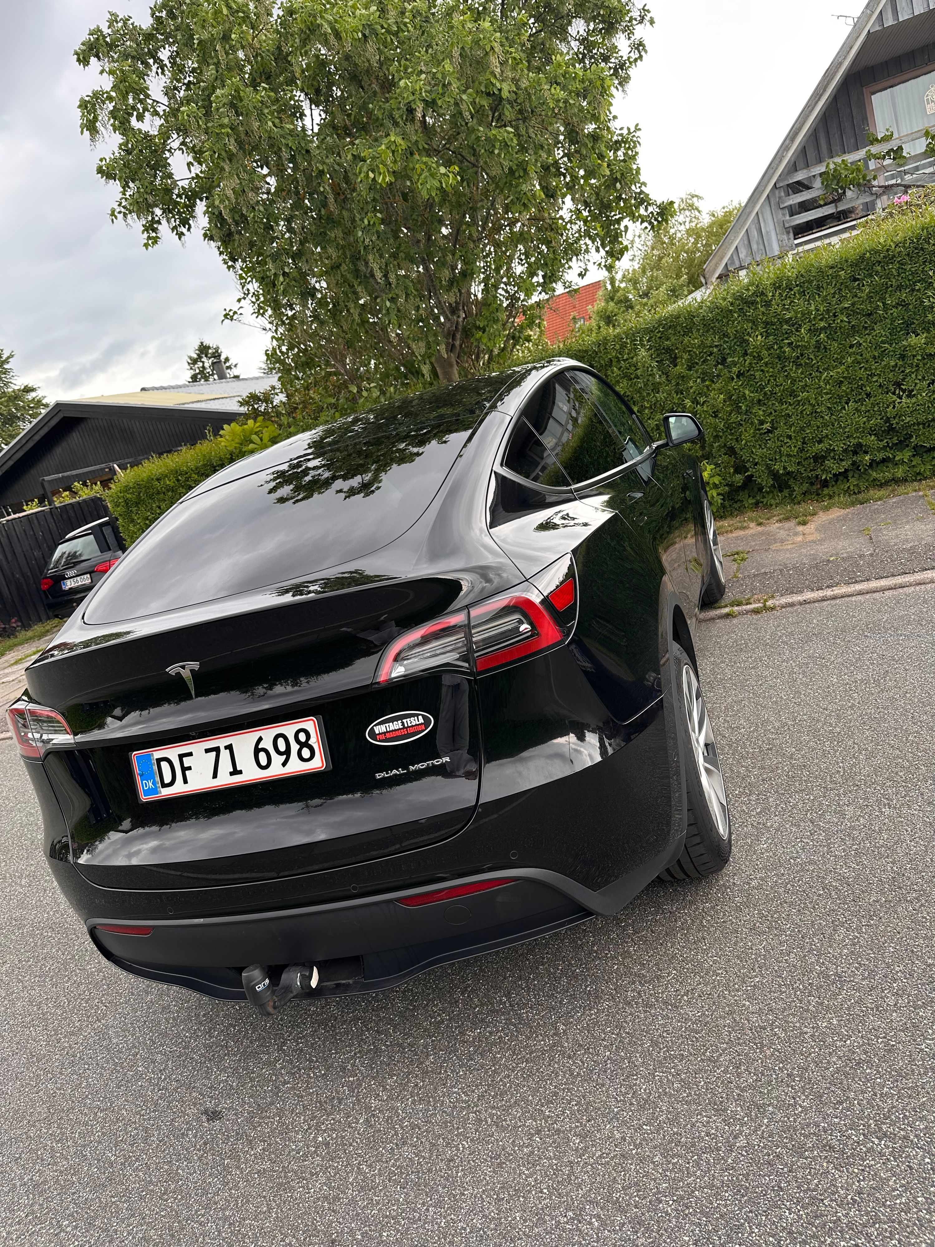 TESLA Model Y Thumbnail 4