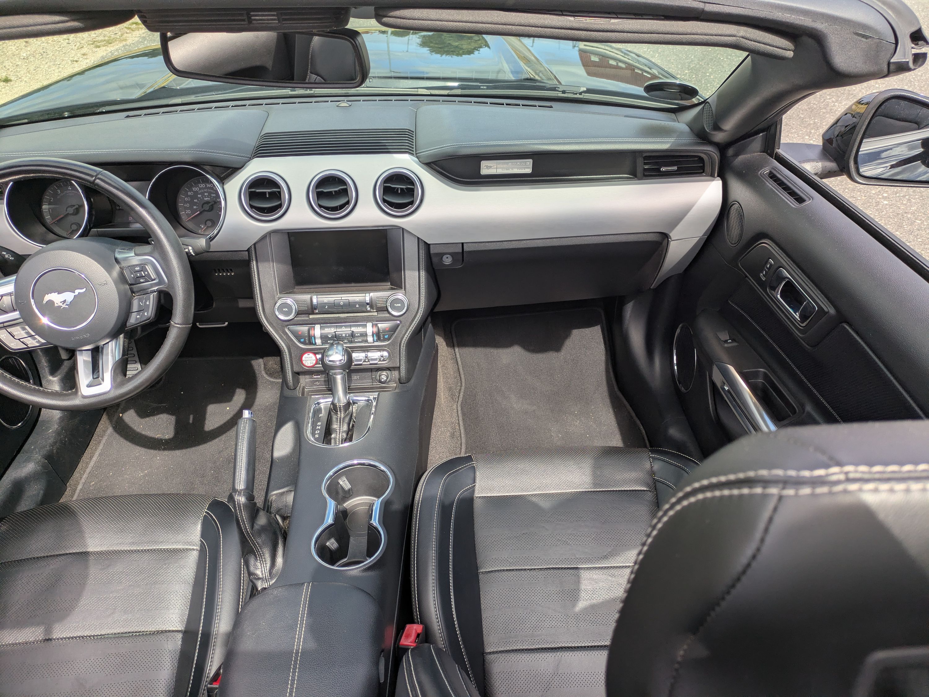 FORD Mustang Thumbnail 3