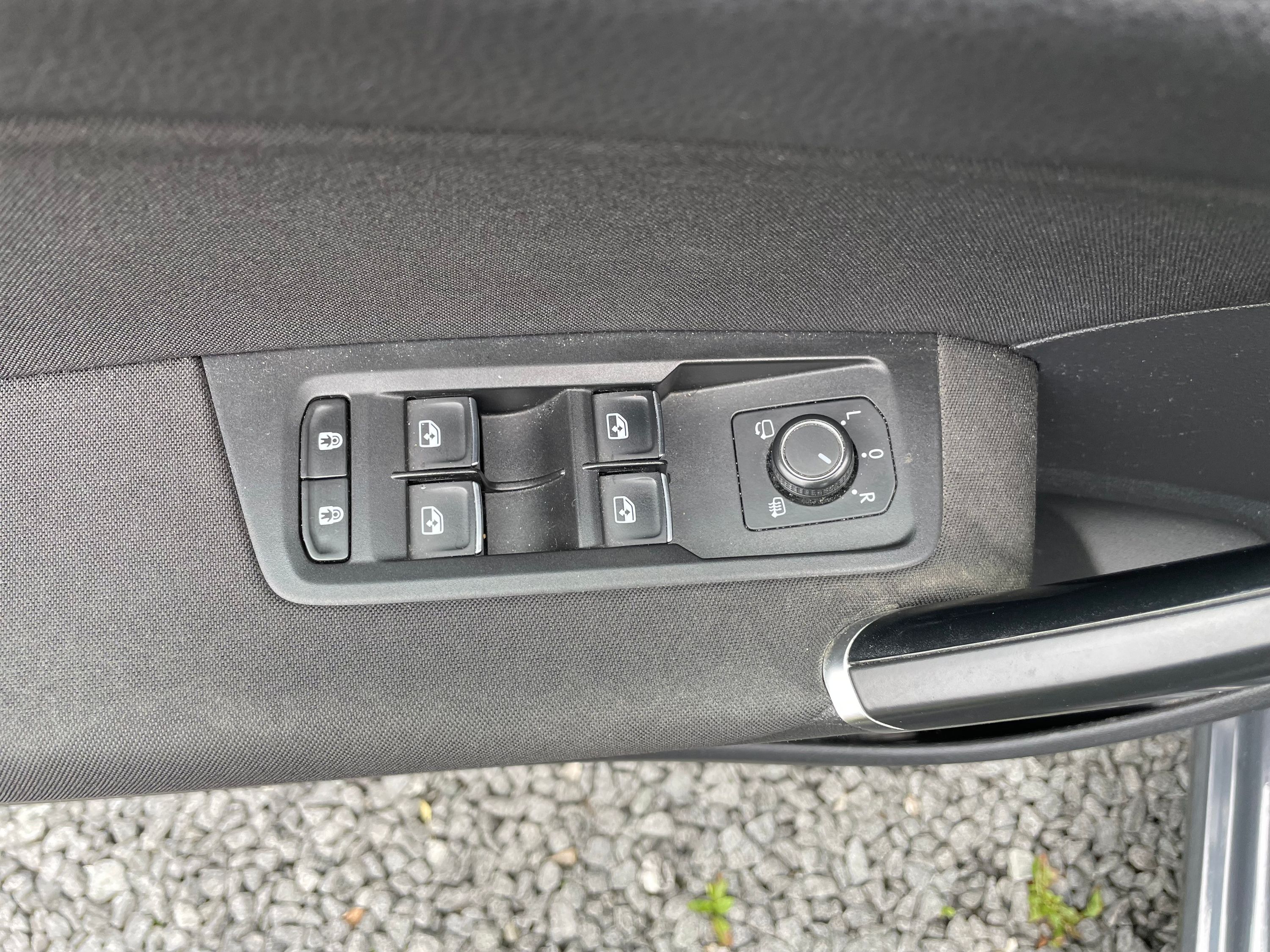 VOLKSWAGEN Touran Thumbnail 6