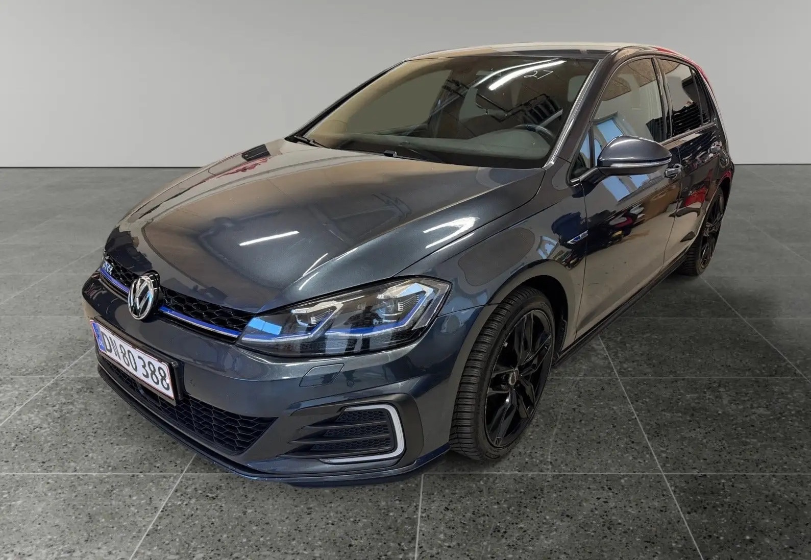 VOLKSWAGEN Golf Thumbnail 3