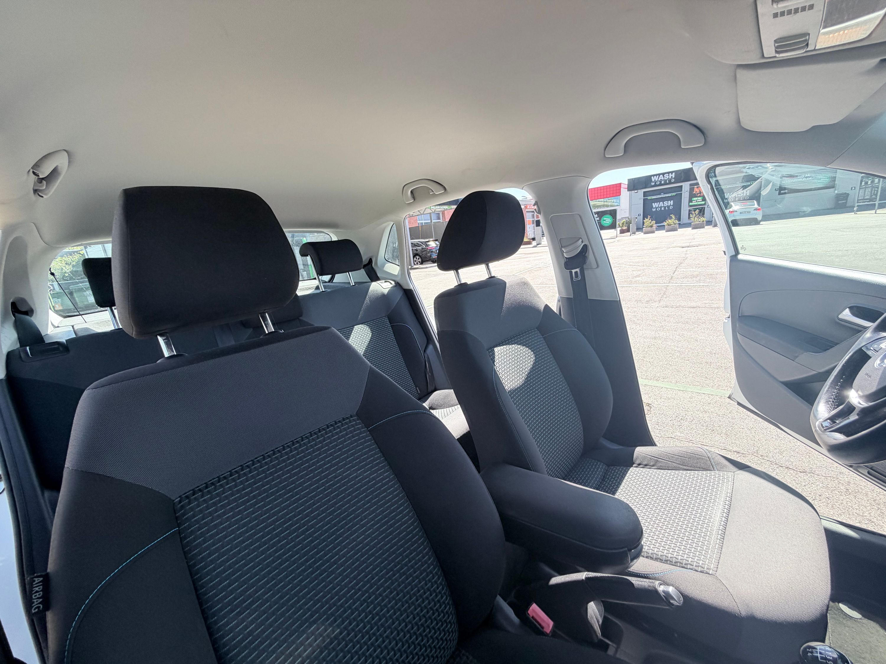 VOLKSWAGEN Polo Thumbnail 2