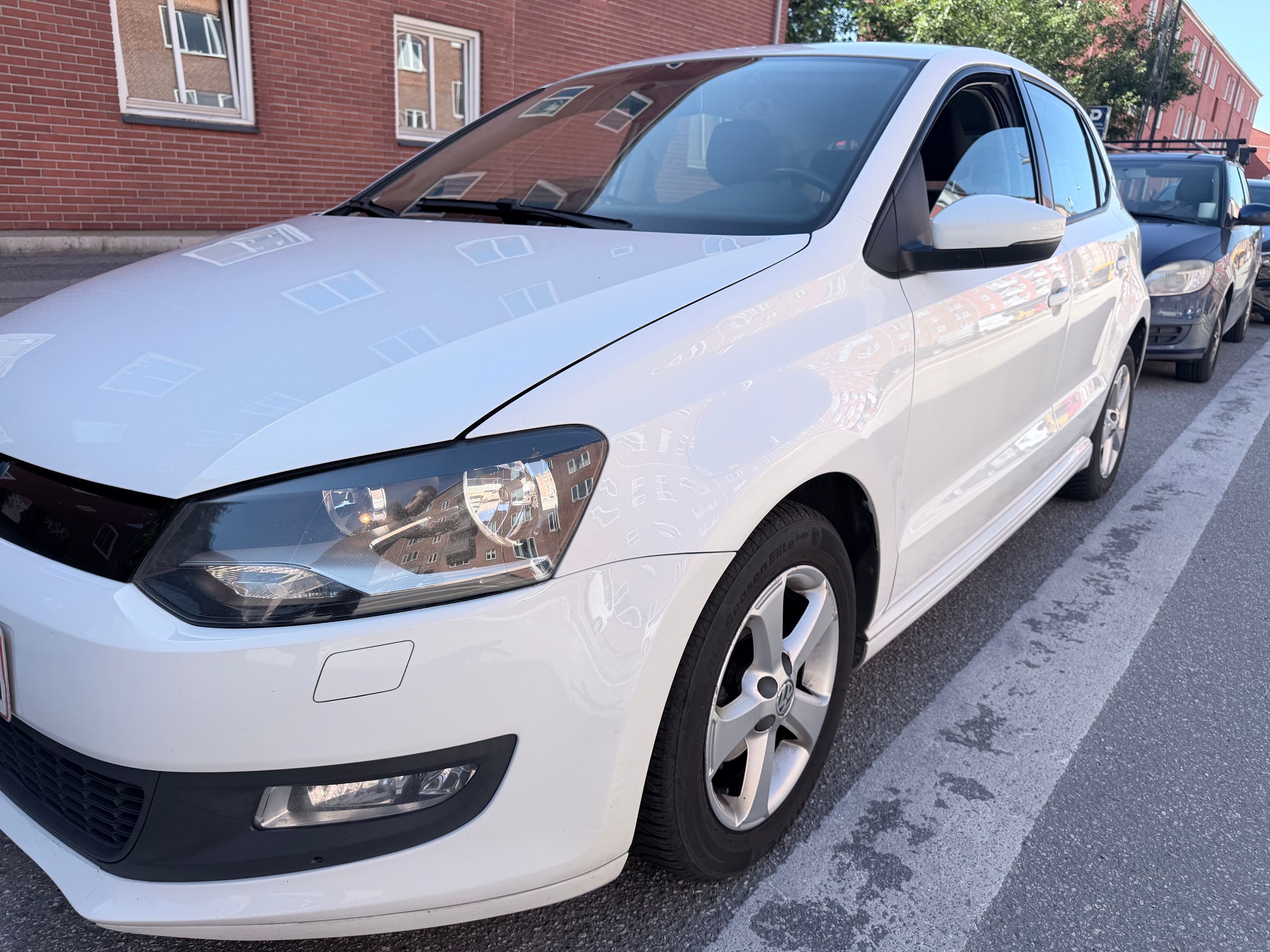 VOLKSWAGEN Polo Thumbnail 1