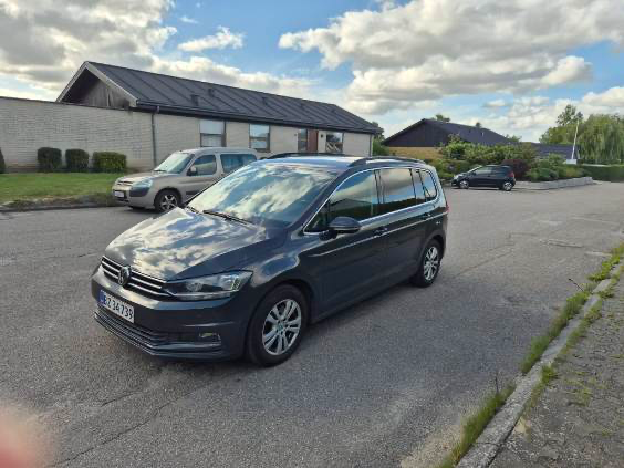 VOLKSWAGEN Touran Thumbnail 1
