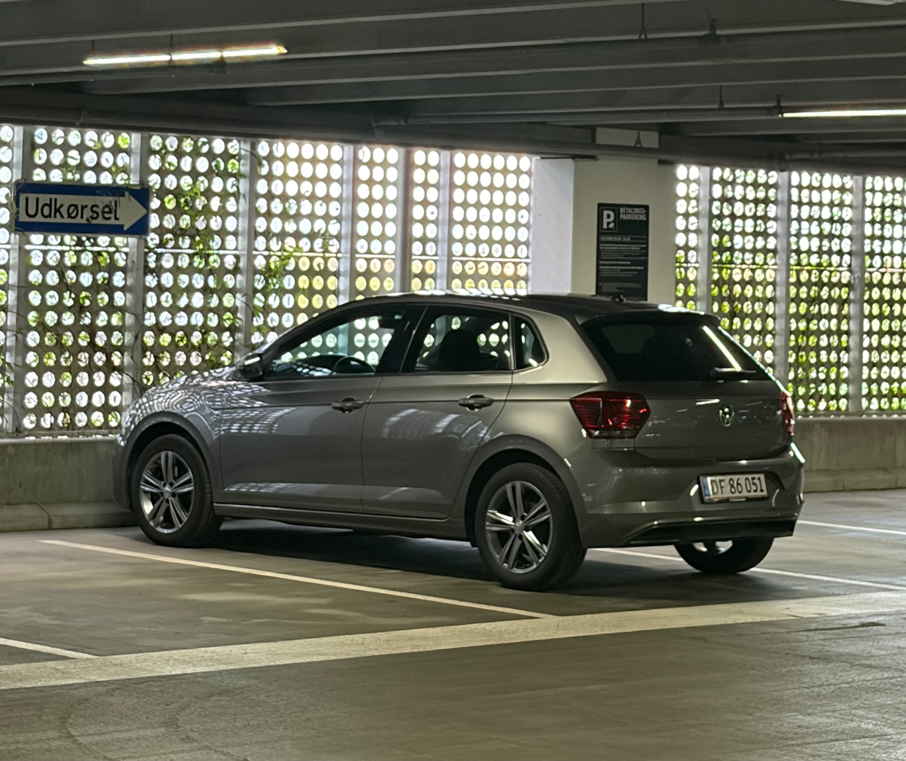 VOLKSWAGEN Polo Thumbnail 4