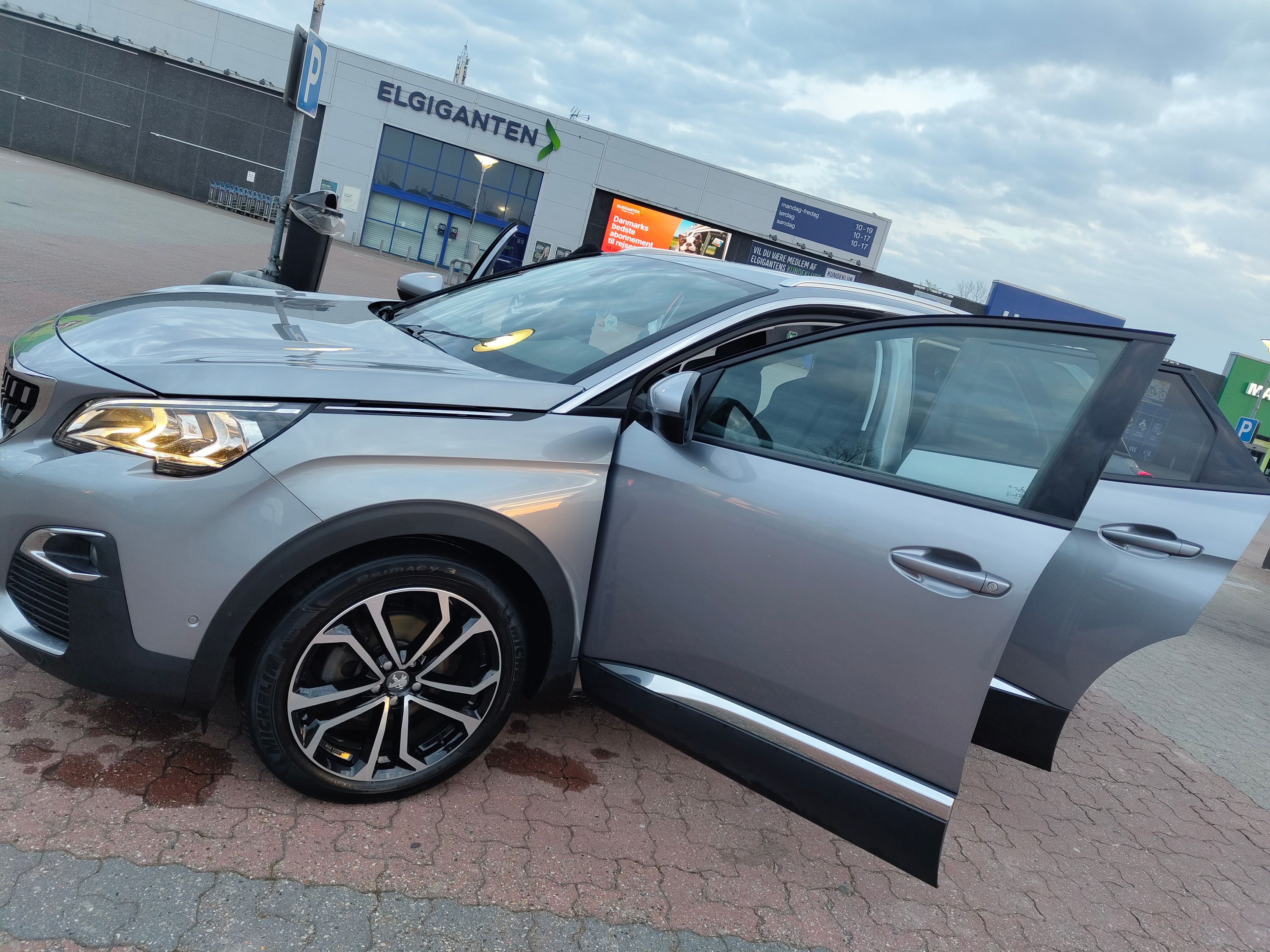 PEUGEOT 3008