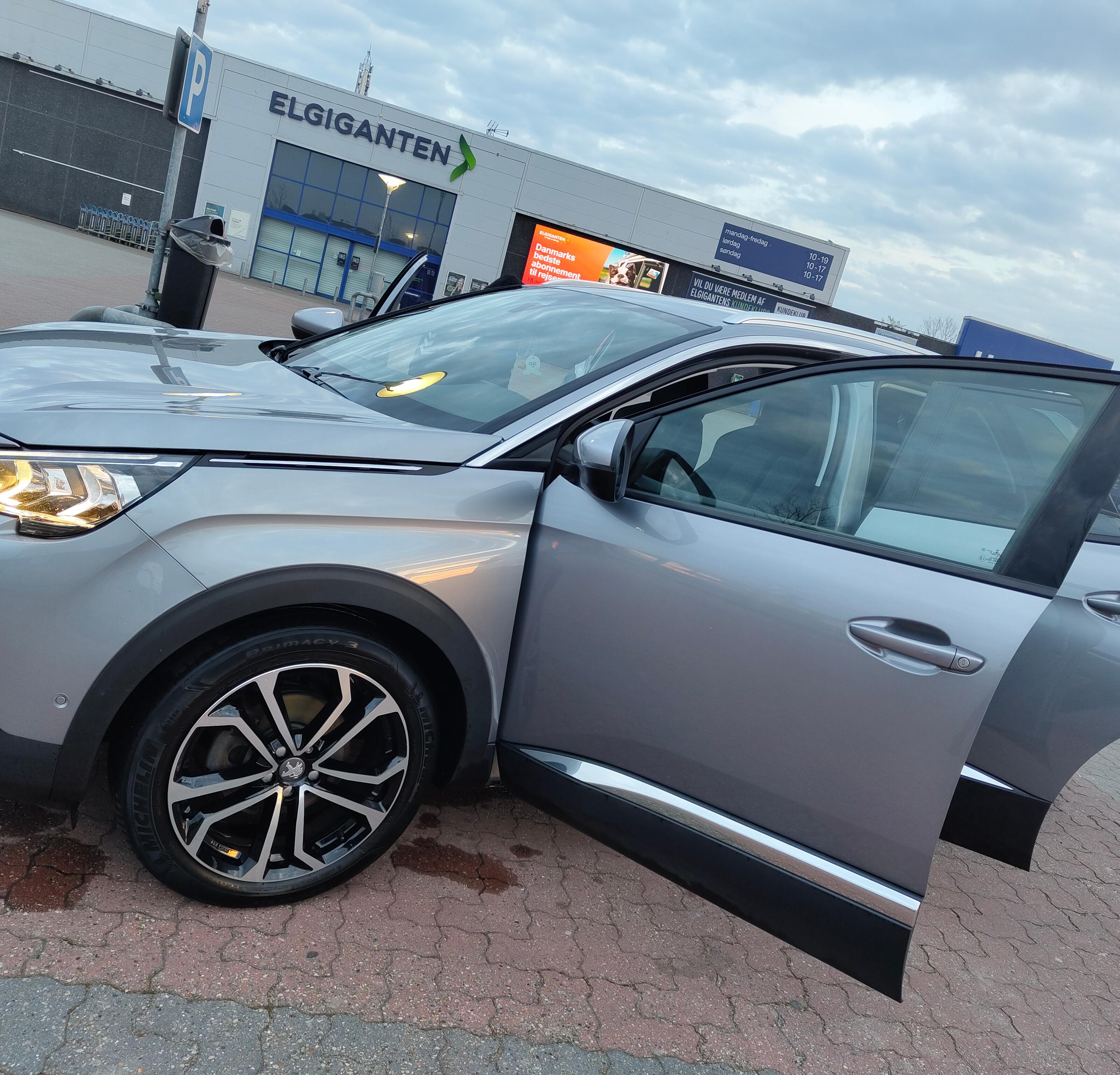 PEUGEOT 3008