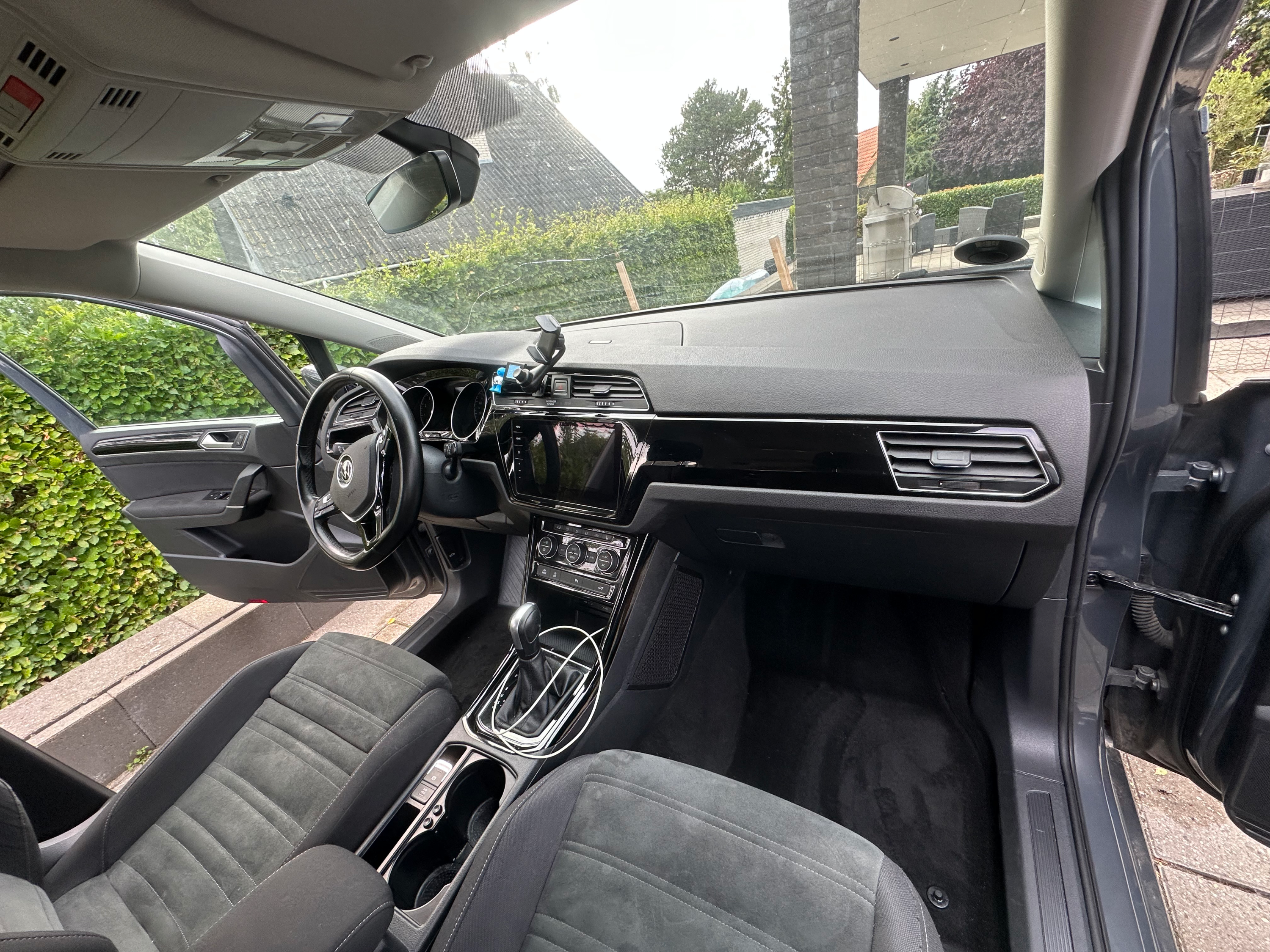 VOLKSWAGEN Touran Thumbnail 2