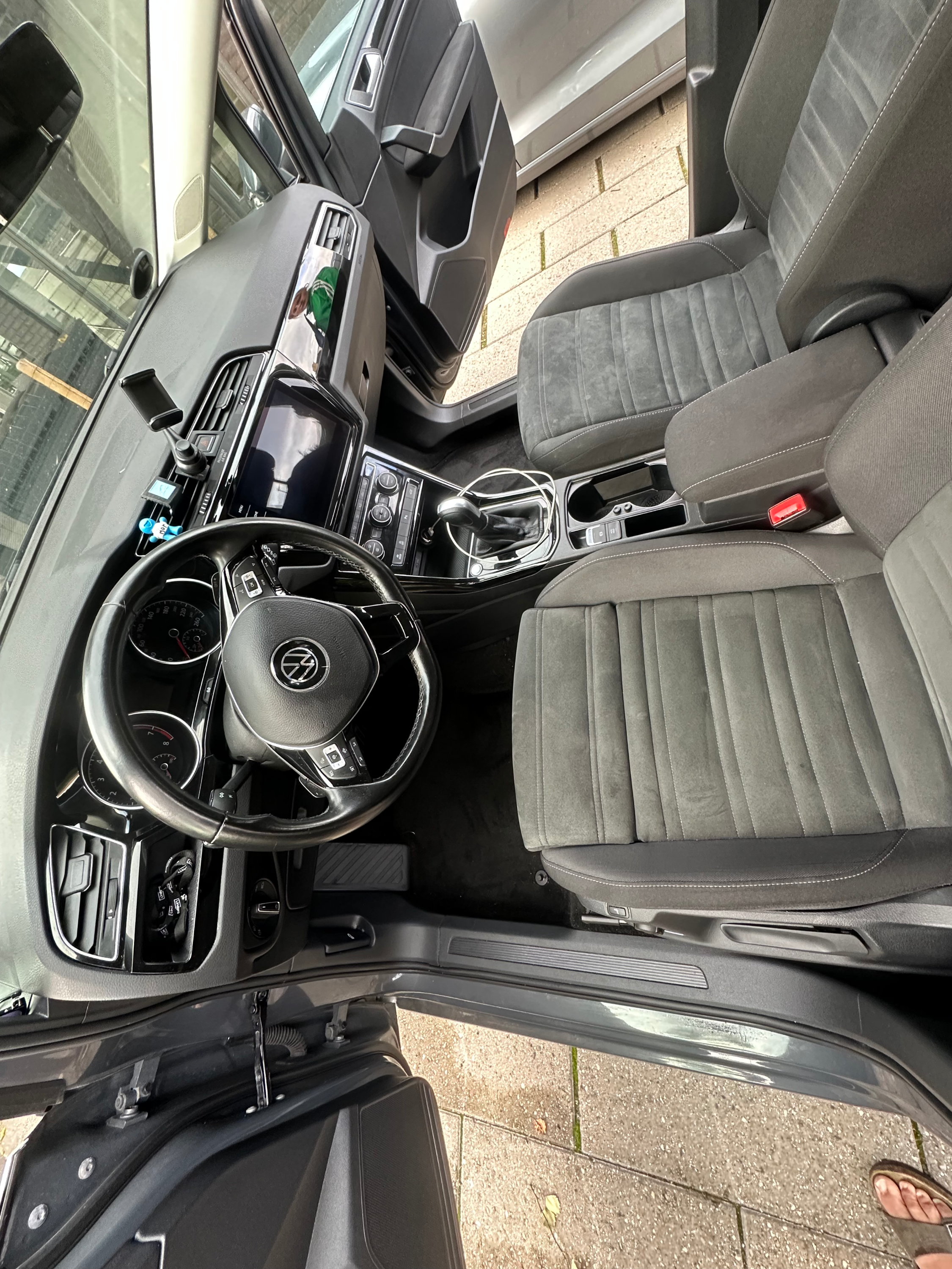 VOLKSWAGEN Touran Thumbnail 4