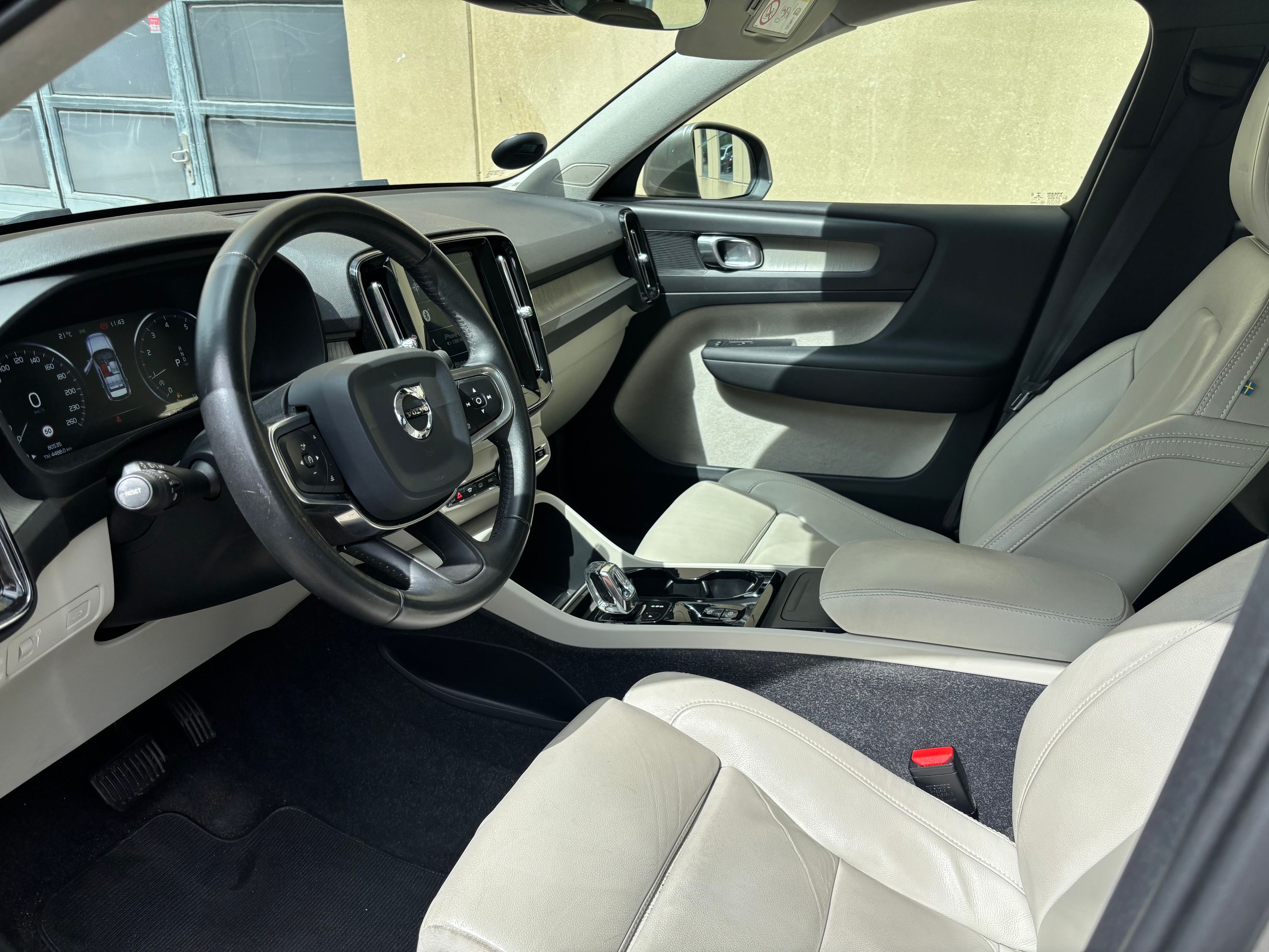 VOLVO Xc40 Thumbnail 10