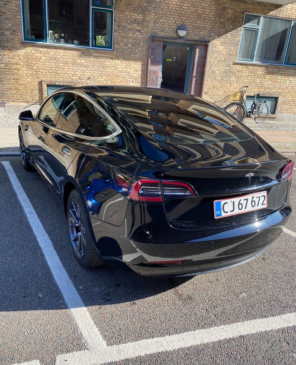 TESLA Model 3 Thumbnail 2