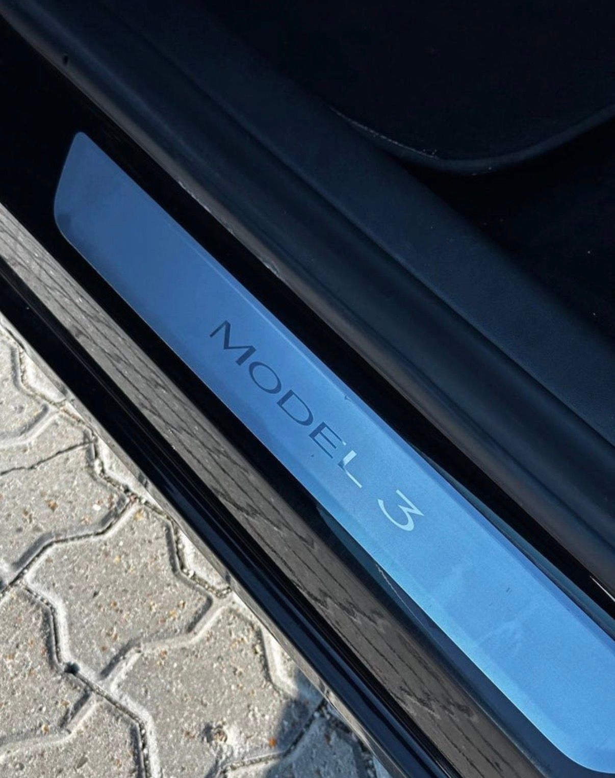 TESLA Model 3 Thumbnail 3
