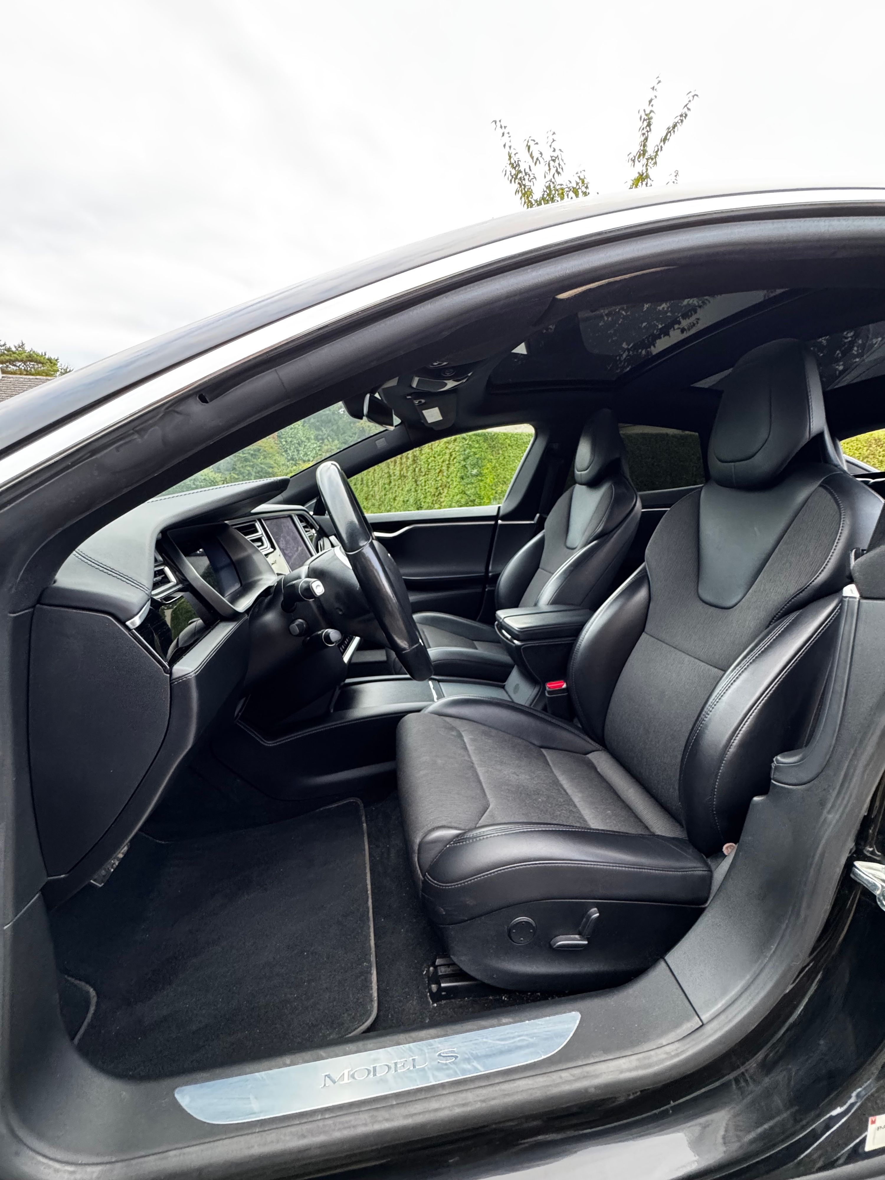 TESLA Model S Thumbnail 10