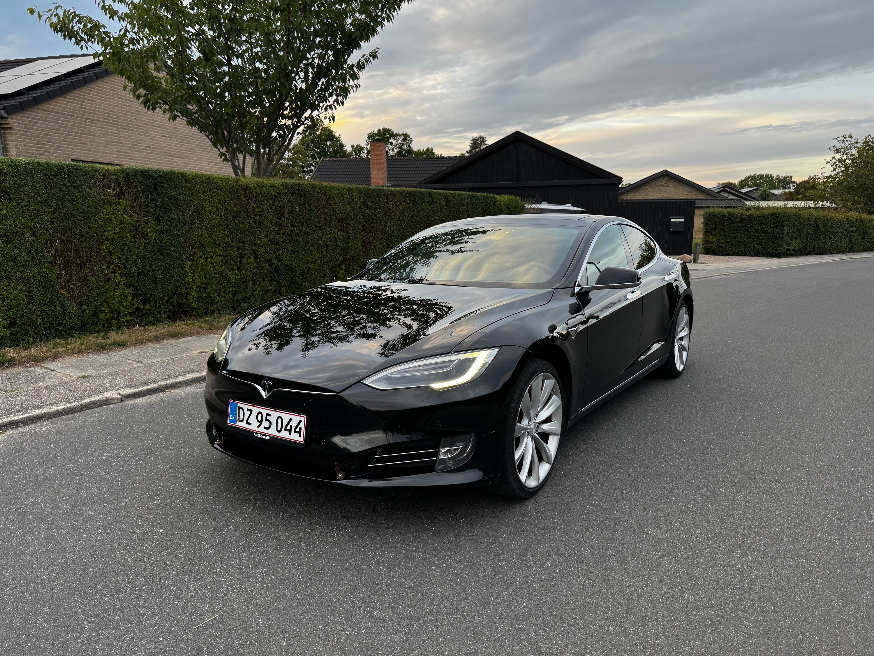 TESLA Model S Thumbnail 5