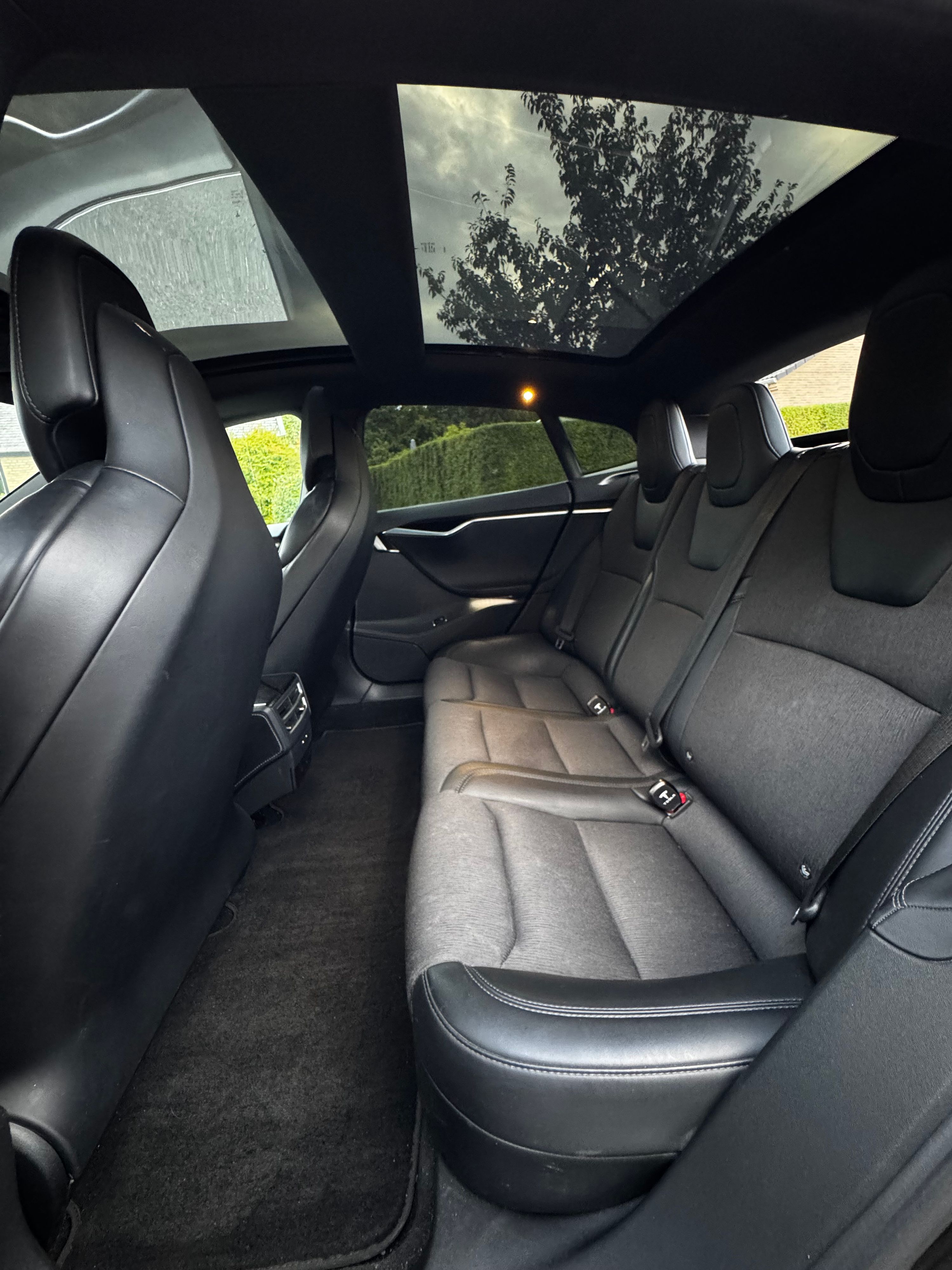 TESLA Model S Thumbnail 2