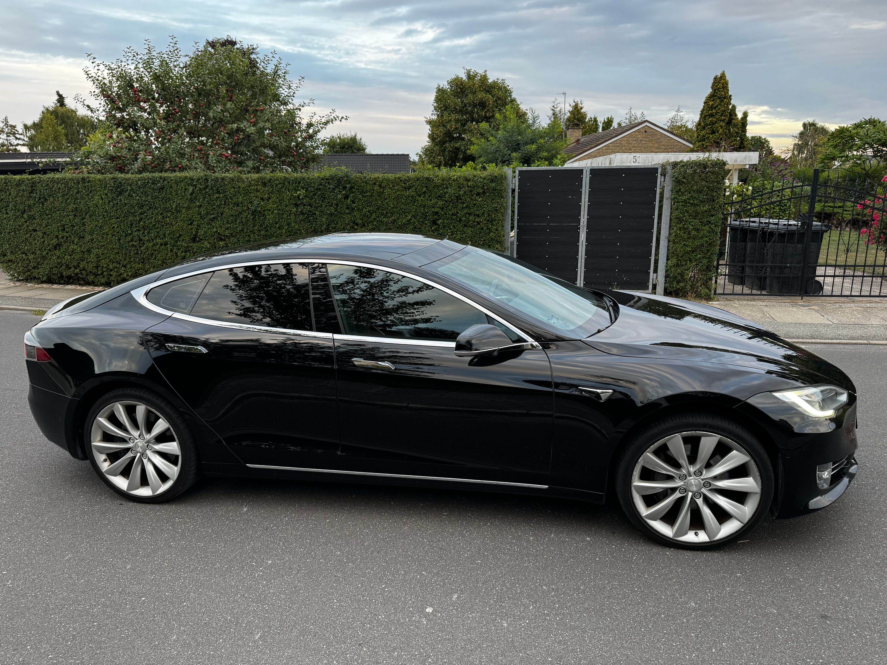 TESLA Model S Thumbnail 3