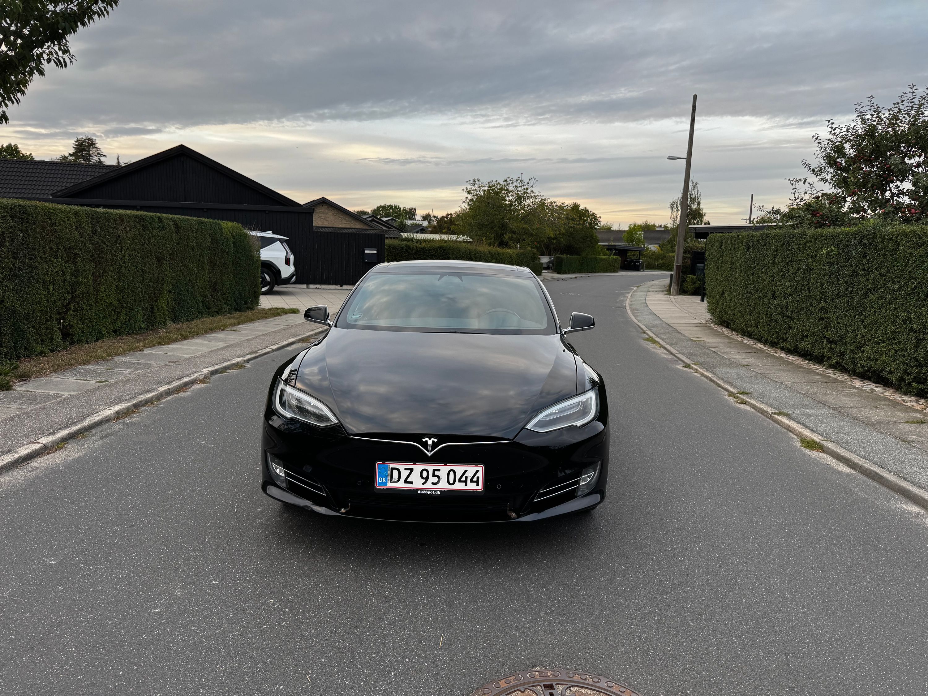 TESLA Model S Thumbnail 8