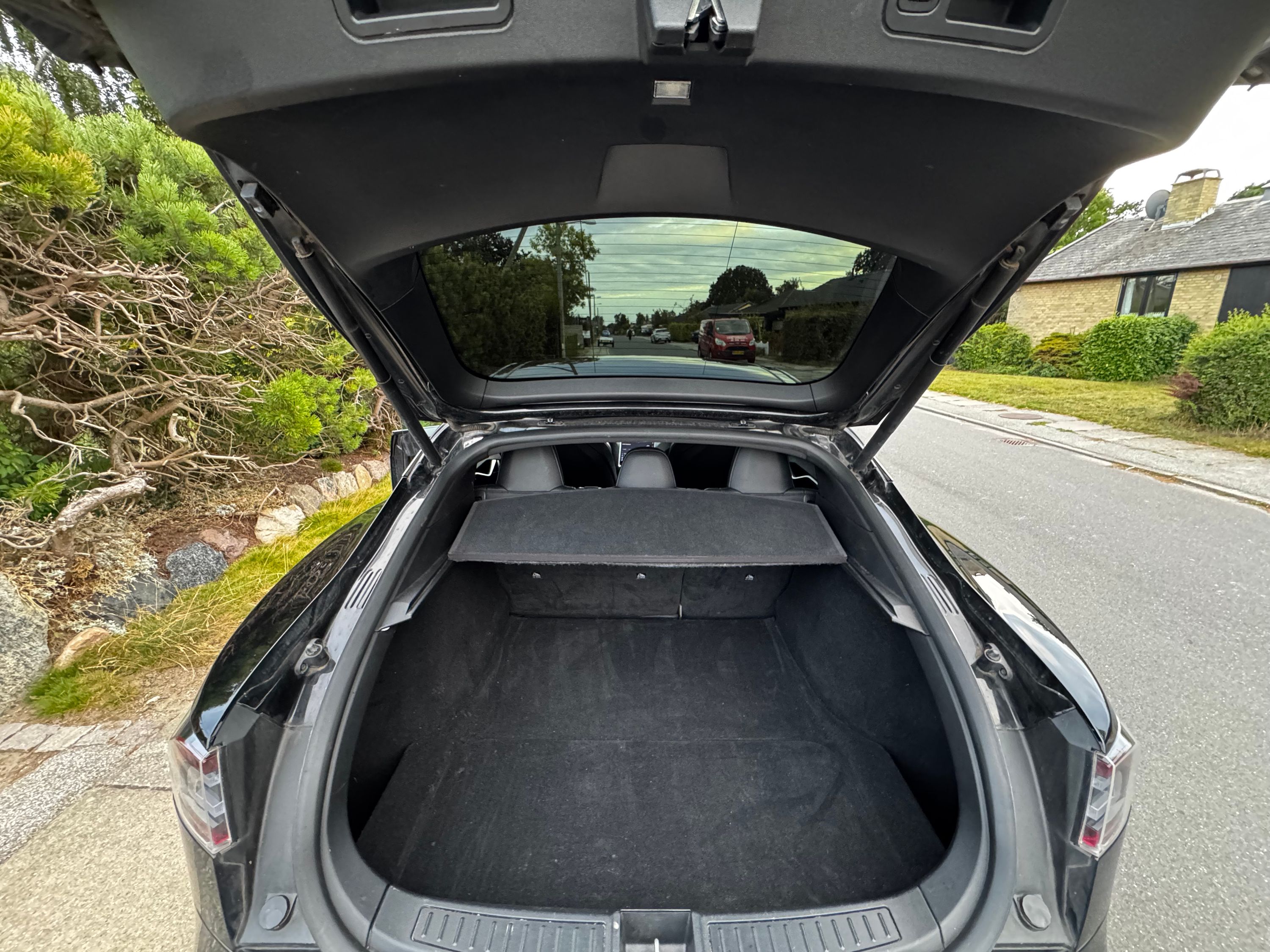 TESLA Model S Thumbnail 4