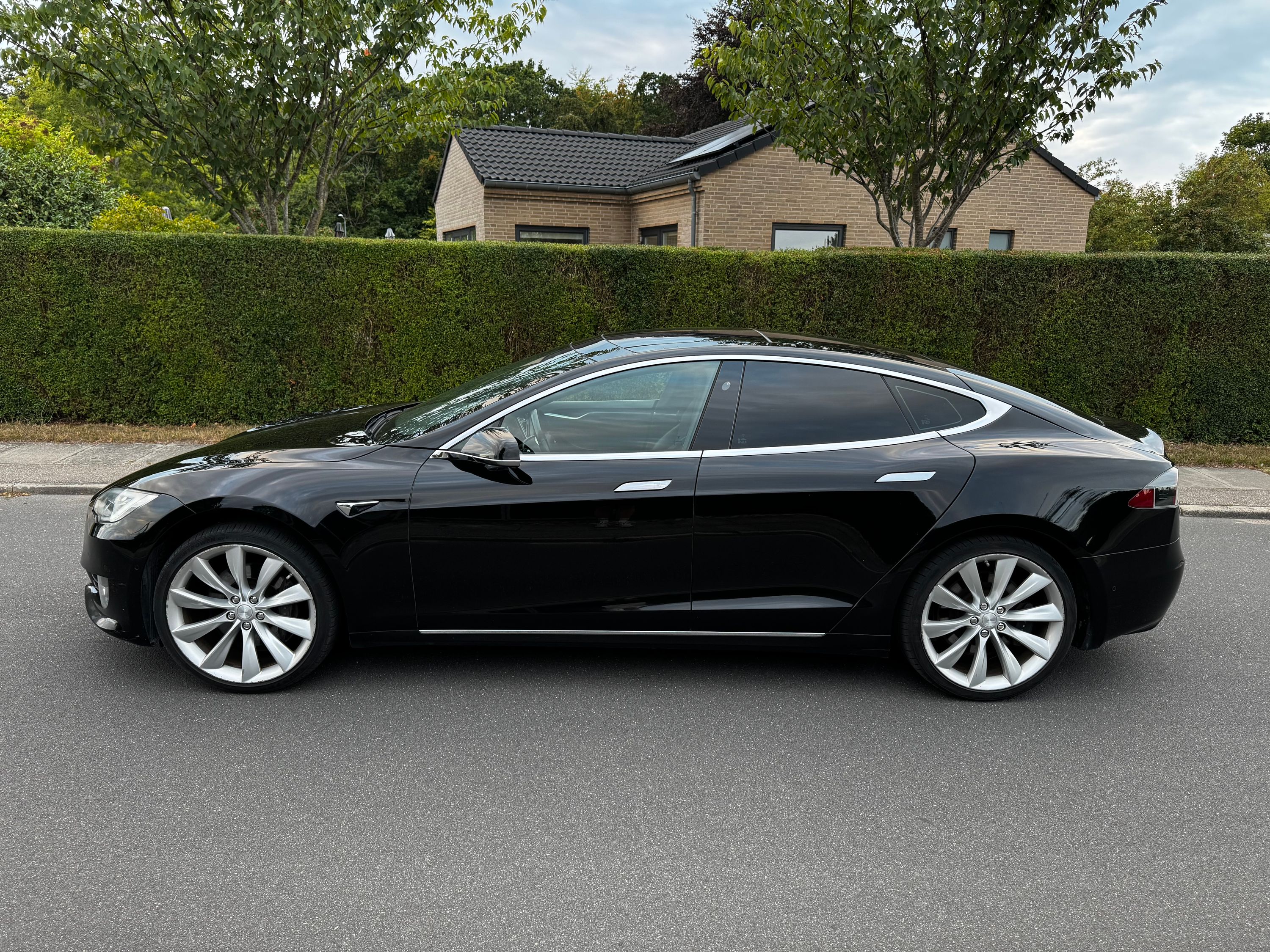 TESLA Model S Thumbnail 7
