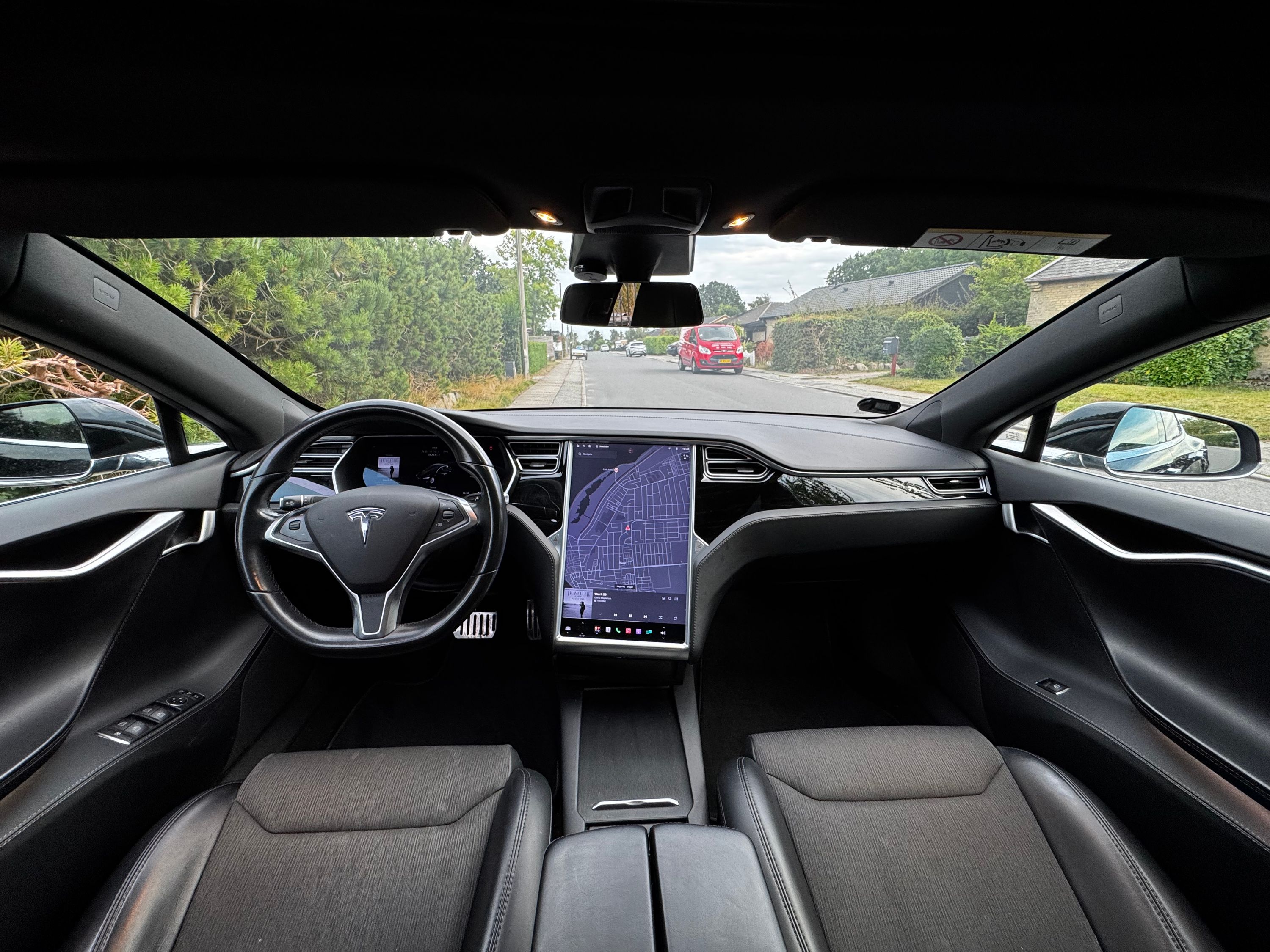 TESLA Model S Thumbnail 9