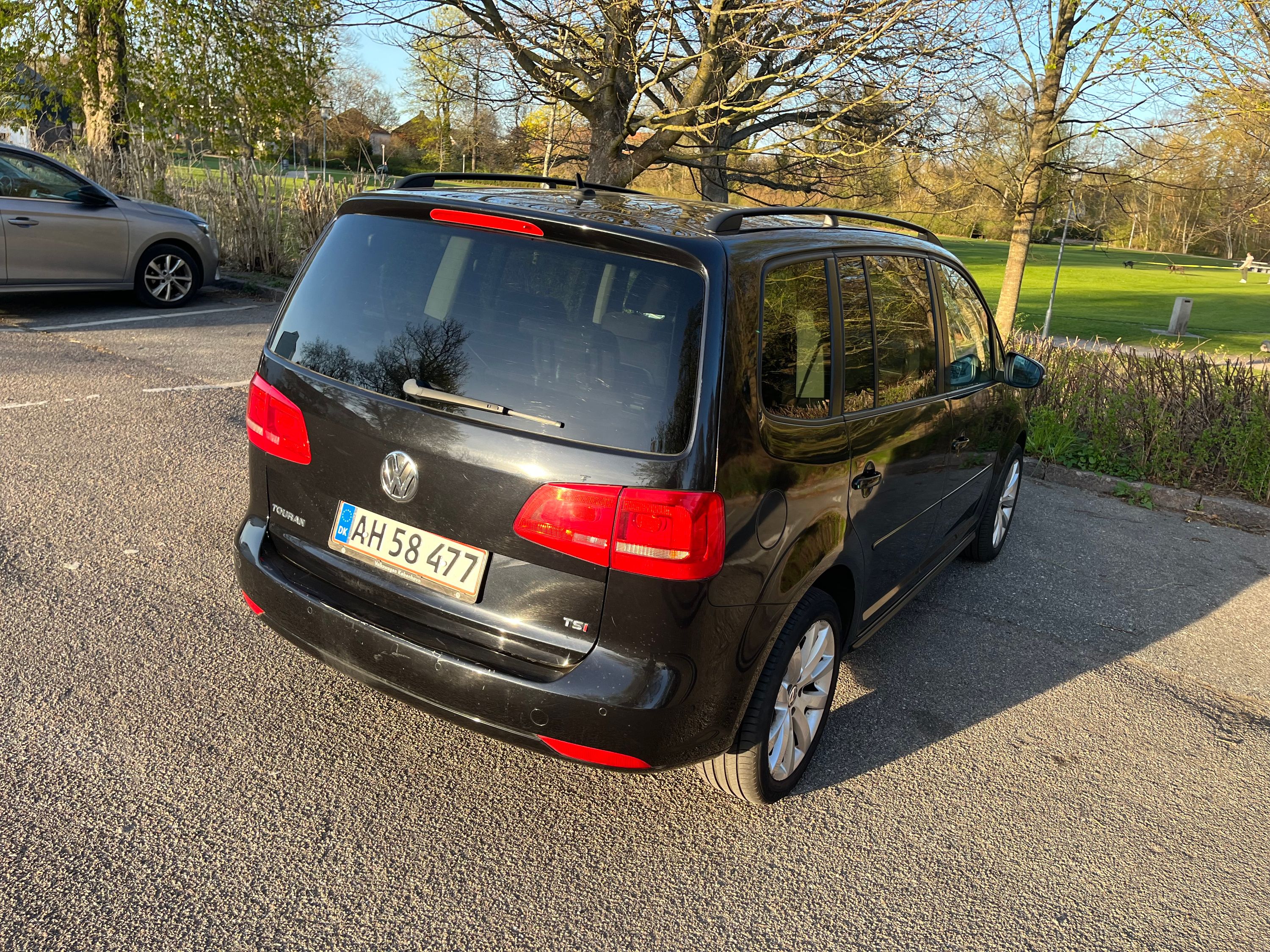 VOLKSWAGEN Touran Thumbnail 4
