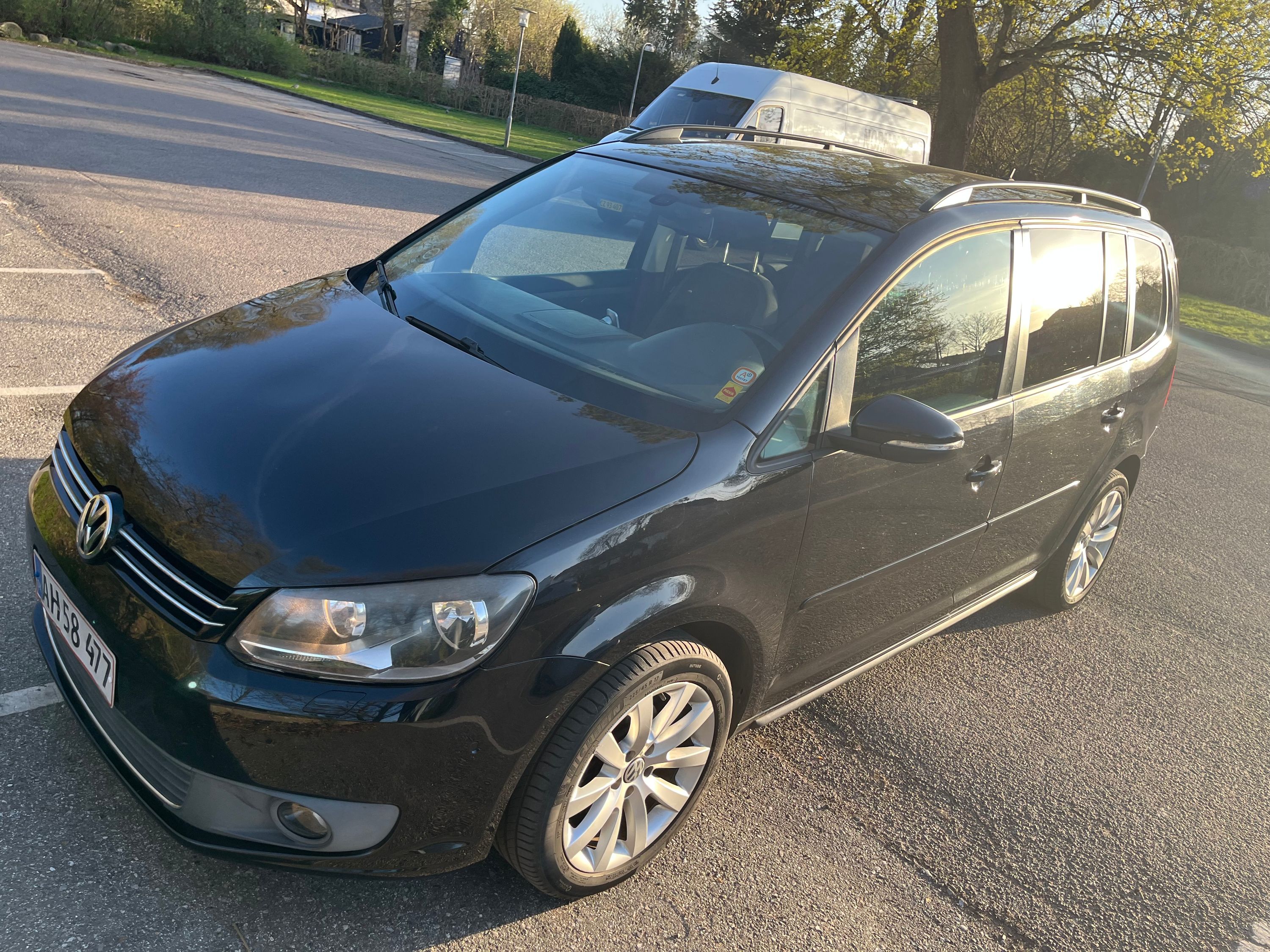 VOLKSWAGEN Touran
