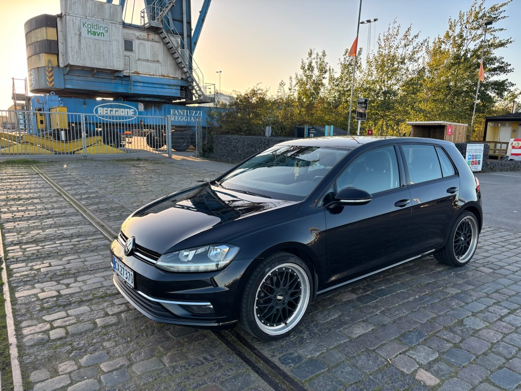 VOLKSWAGEN Golf Thumbnail 6