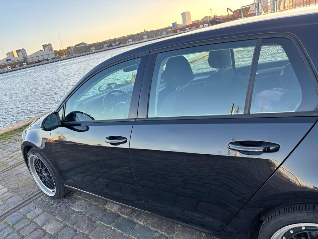 VOLKSWAGEN Golf Thumbnail 2